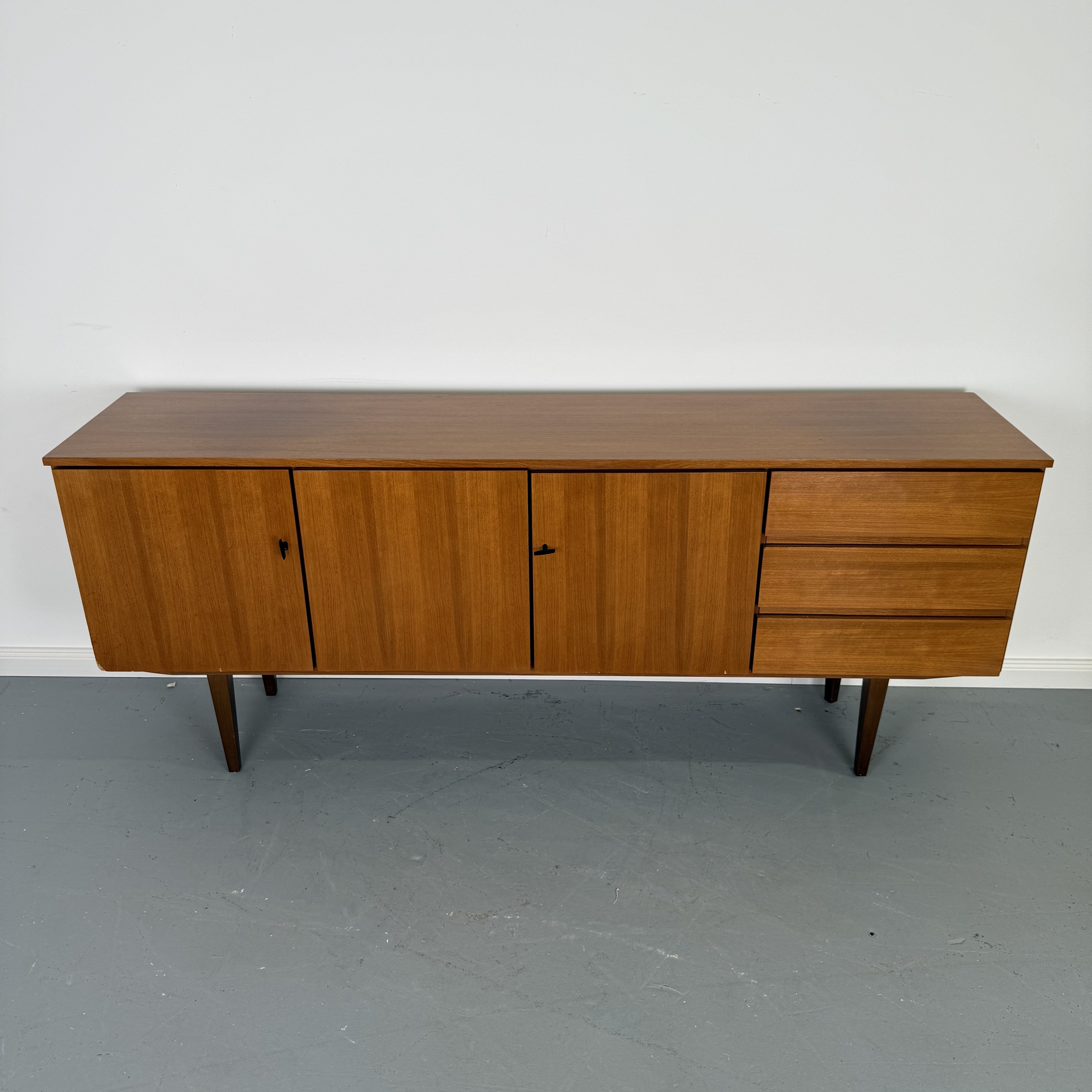 Elegantes 60er Jahre Teak Sideboard Elegantes 60er Jahre Teak Sideboard