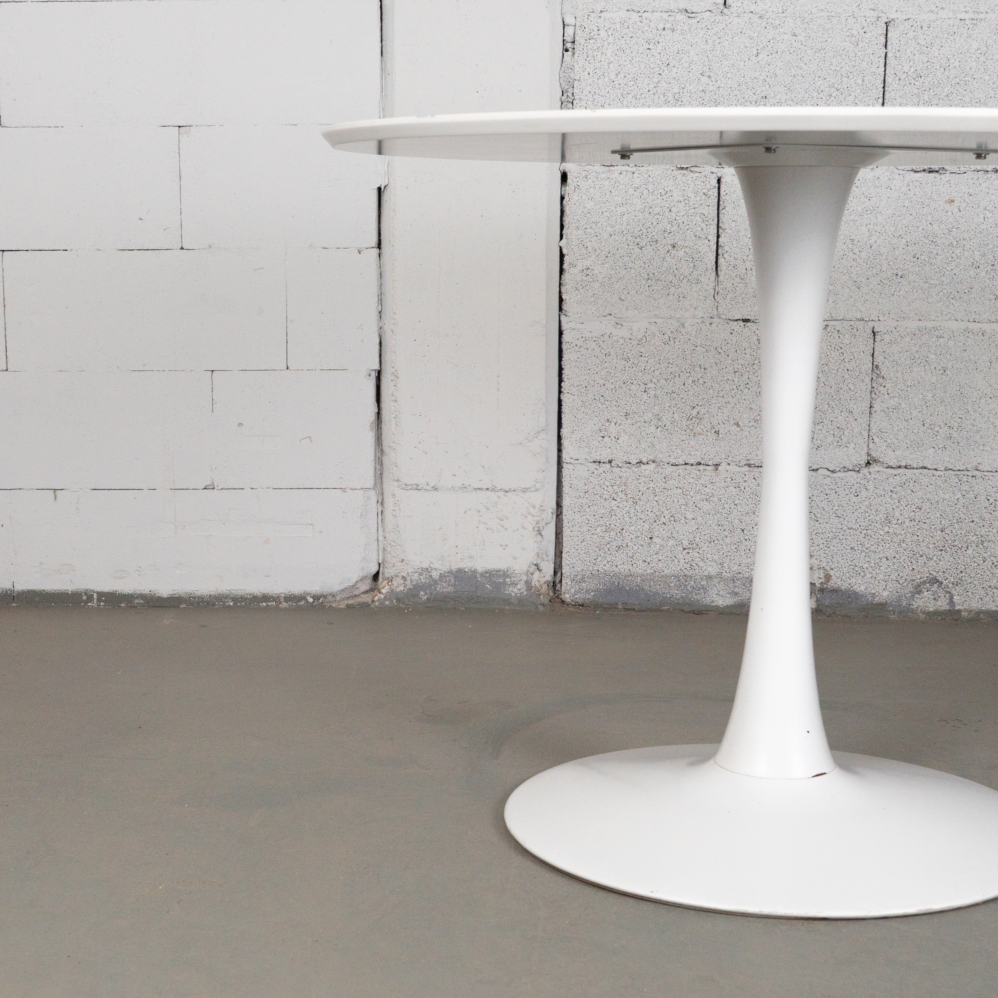 Weißer Tulip Tisch im Mid-Century Stil