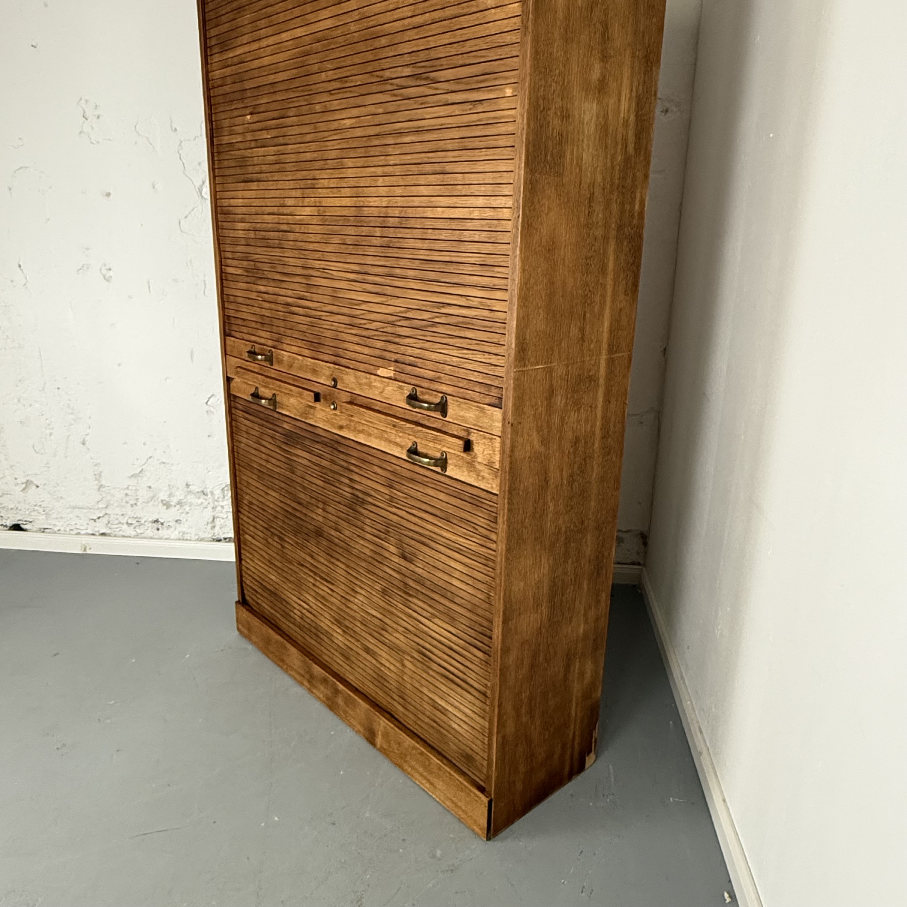 Großzügiger Rollladenschrank aus rustikaler Eiche Großzügiger Rollladenschrank aus rustikaler Eiche