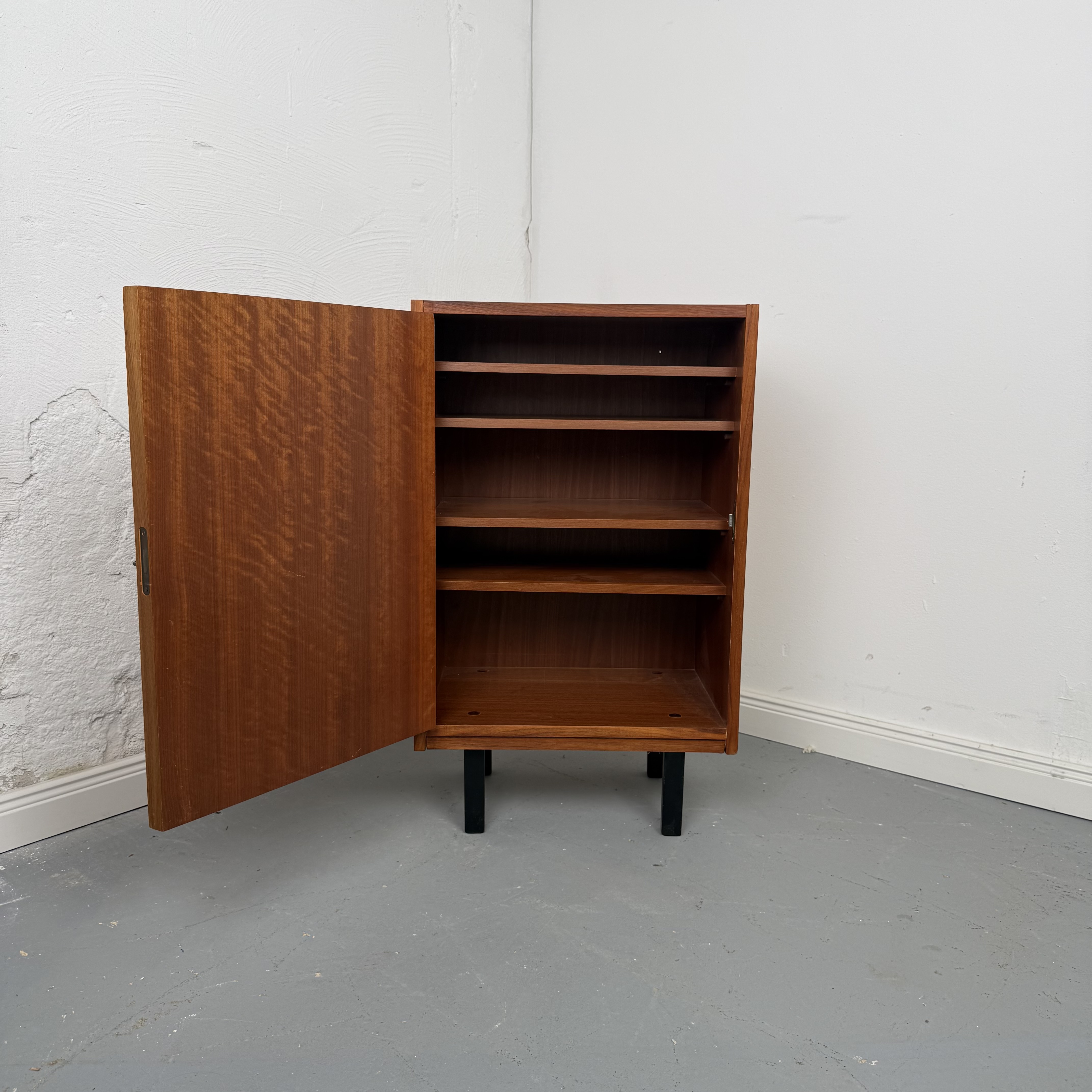 Schlanke Beistellkommode im Mid-Century Stil