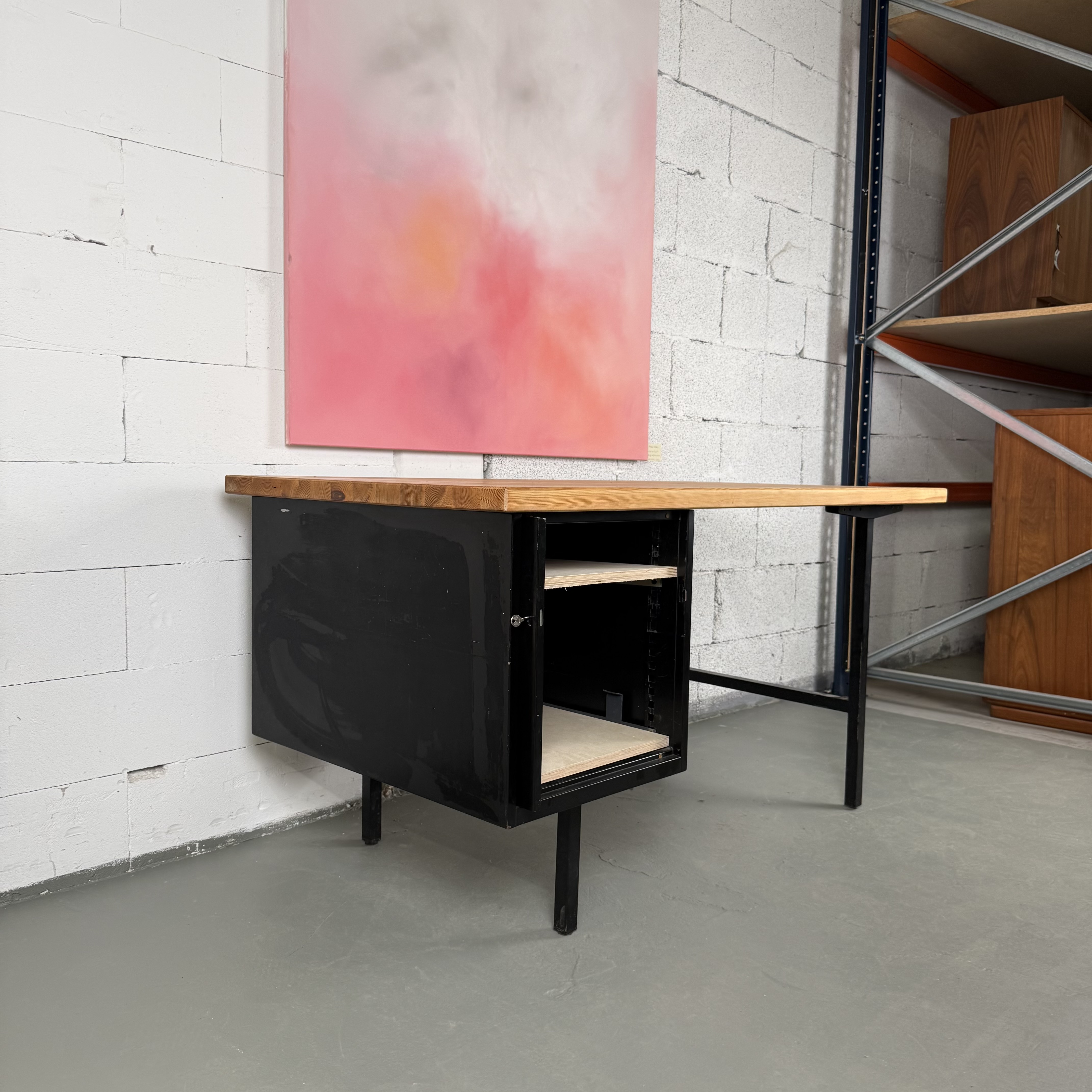 Schwarzer Bauhaus Schreibtisch aus Metall