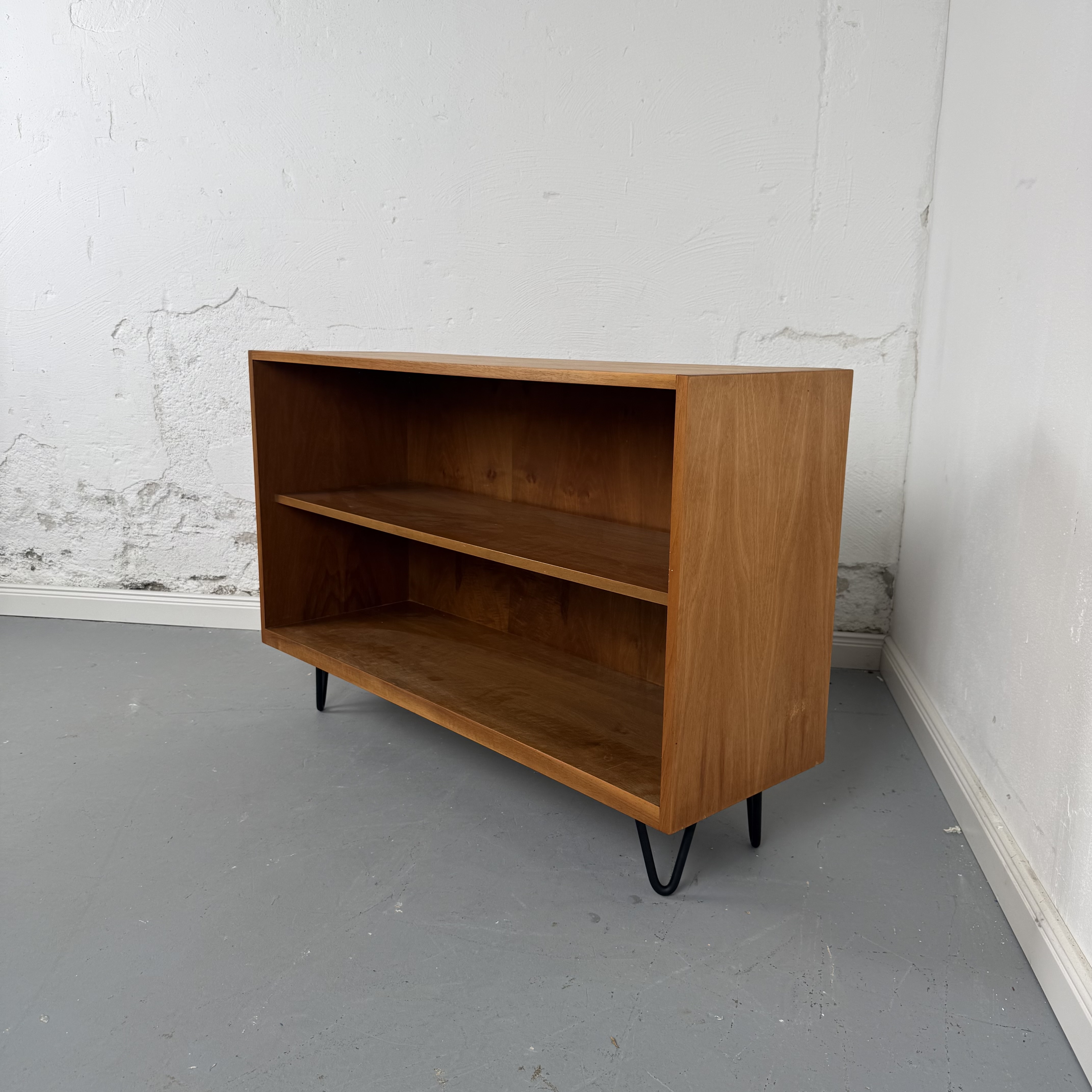 Schlichtes Mid-Century Regal mit Hairpin Legs Schlichtes Mid-Century Regal mit Hairpin Legs