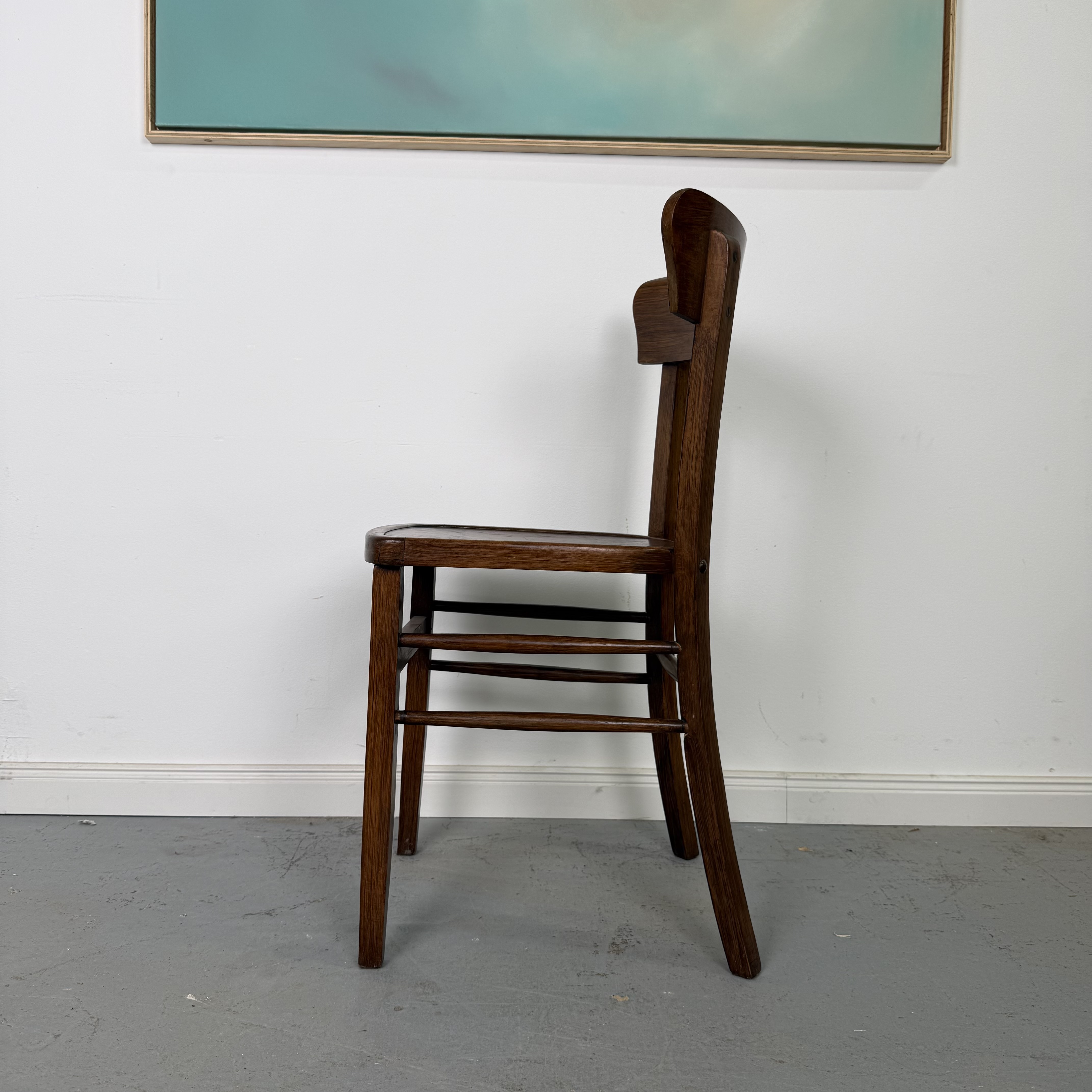 Klassische Bistrostühle aus Holz