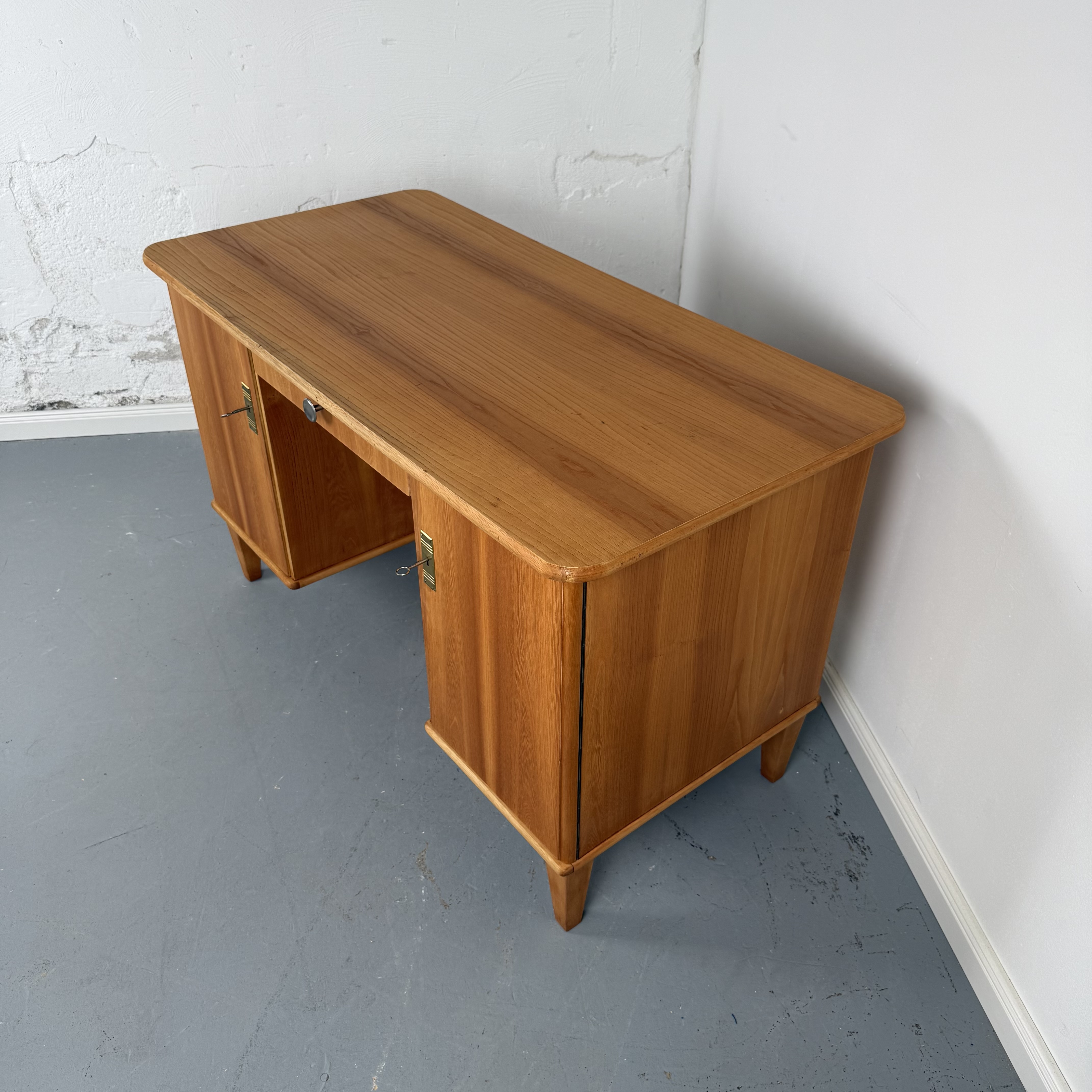 Schicker 60er Jahre Schreibtisch aus hellem Holz mit praktischem Stauraum Schicker 60er Jahre Schreibtisch aus hellem Holz mit praktischem Stauraum