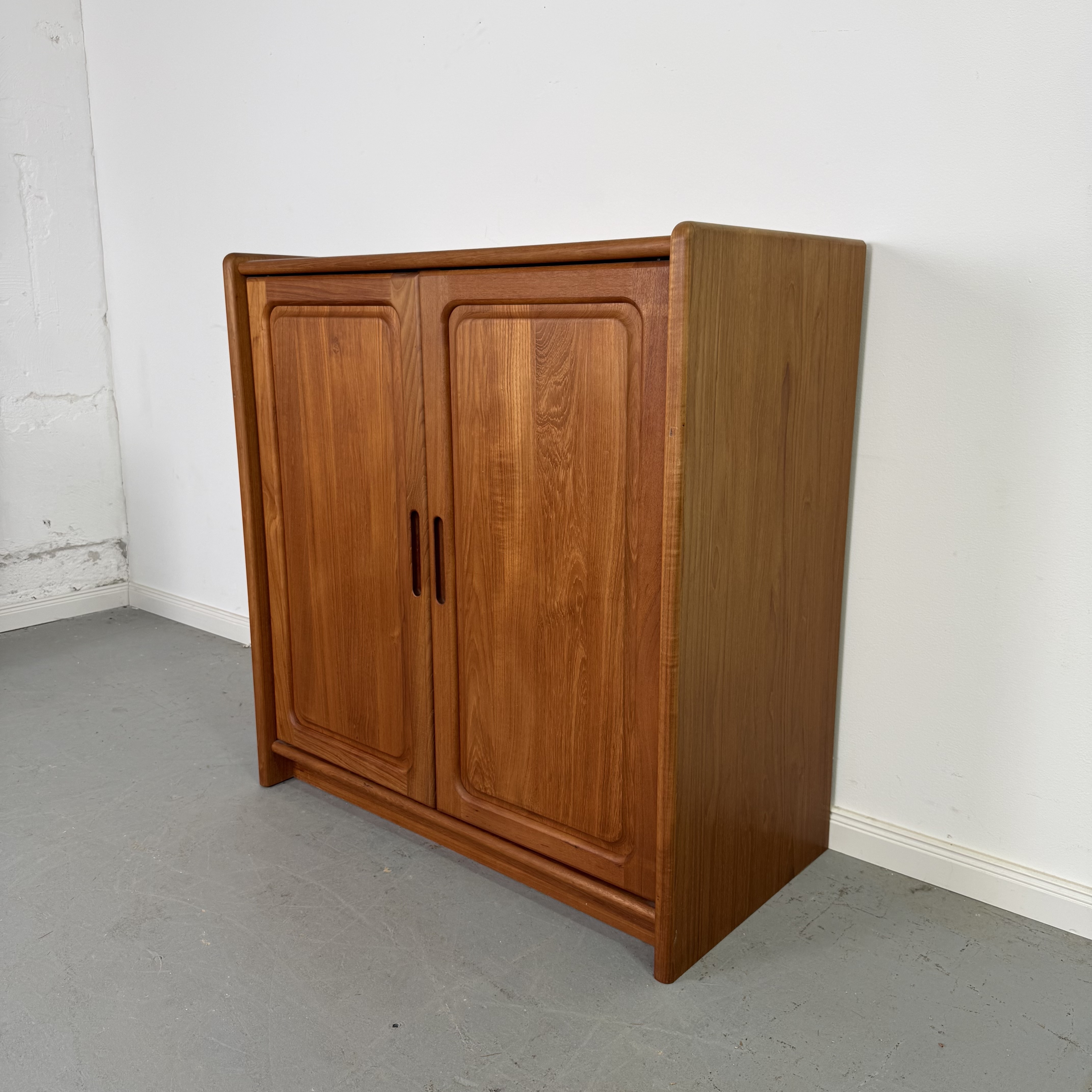 hochwertiger massiver Teak Fernsehschrank hochwertiger massiver Teak Fernsehschrank