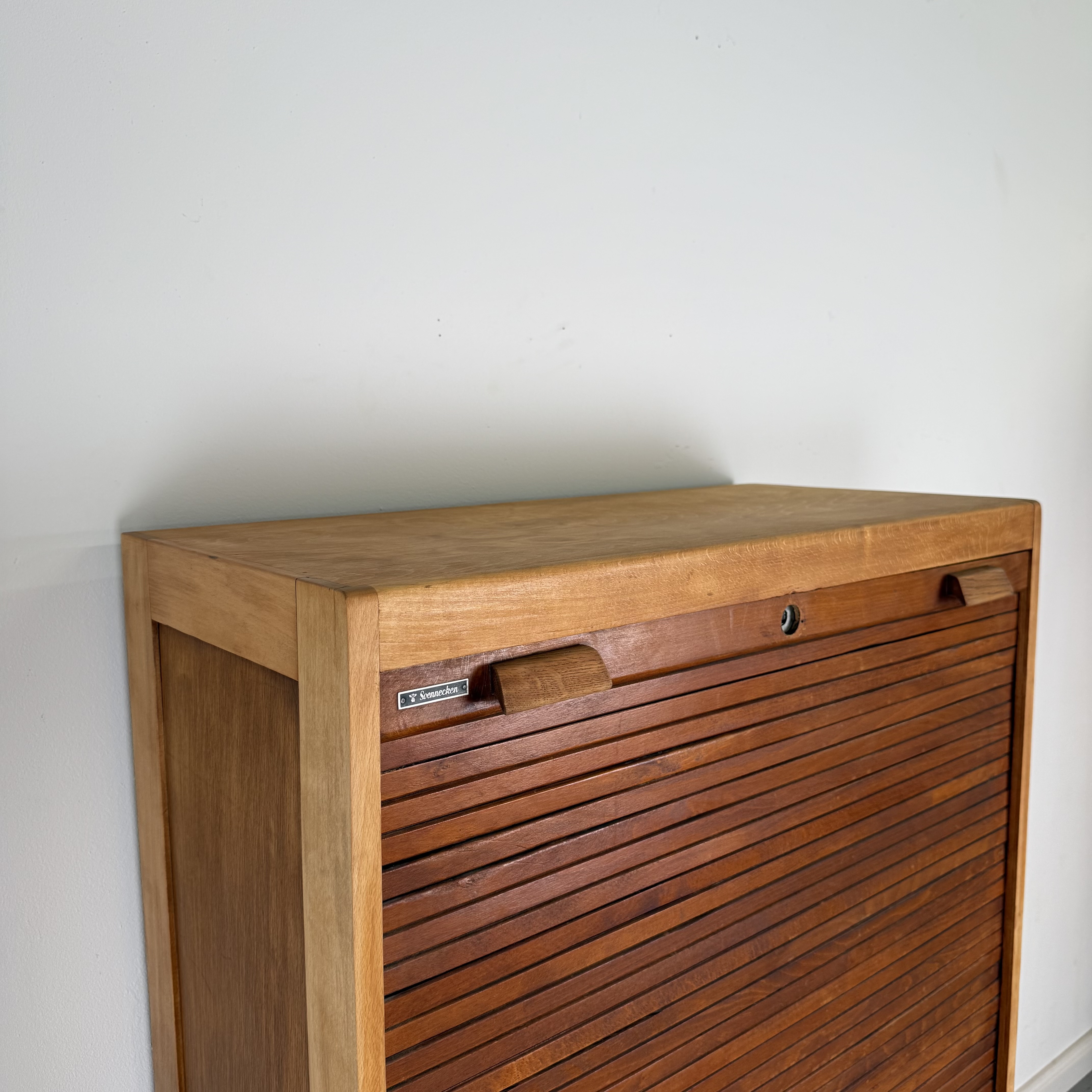 Kompakter Rollladenschrank im Art-Déco Stil Kompakter Rollladenschrank im Art-Déco Stil