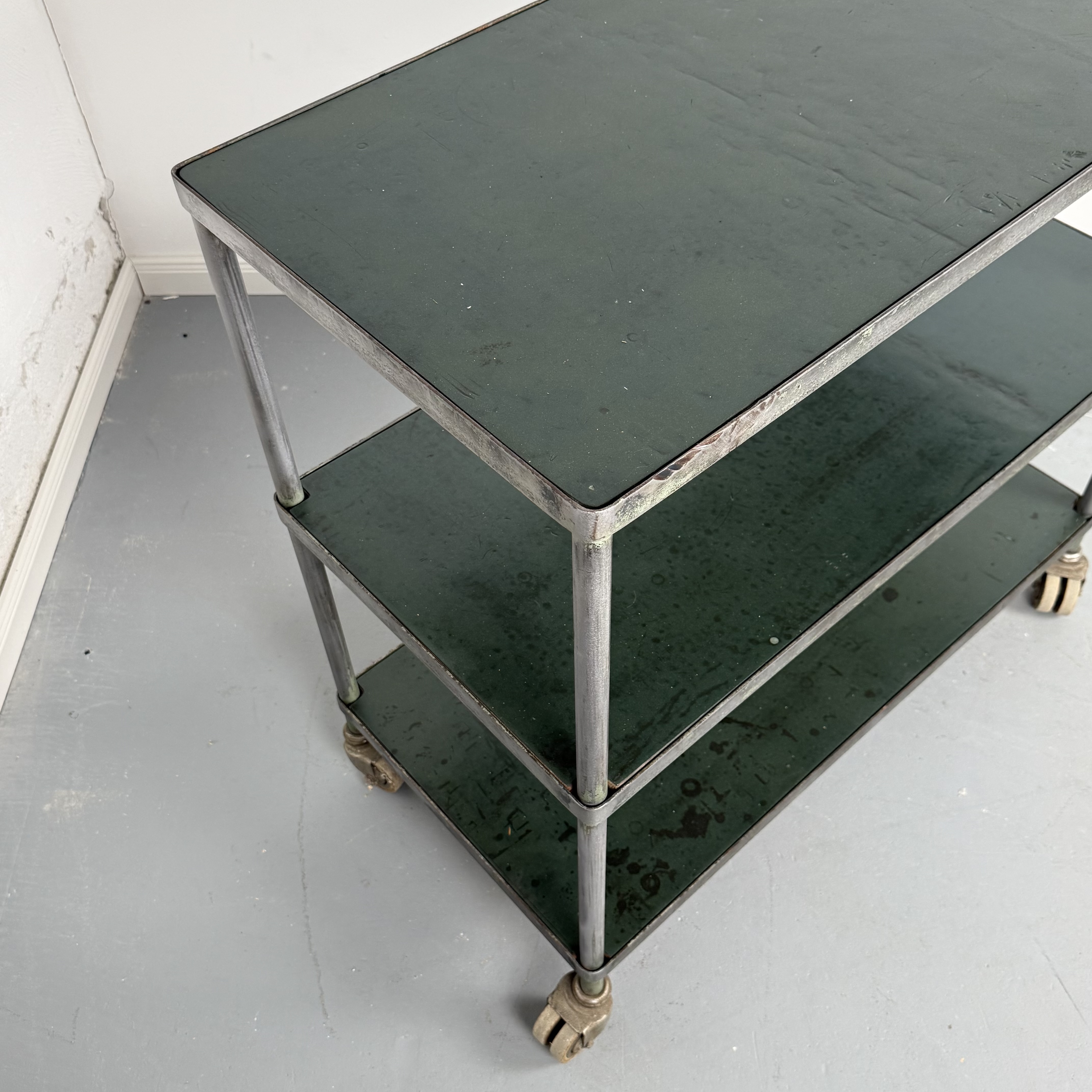 Industrieller Vintage Servierwagen mit Patina-Charme Industrieller Vintage Servierwagen mit Patina-Charme