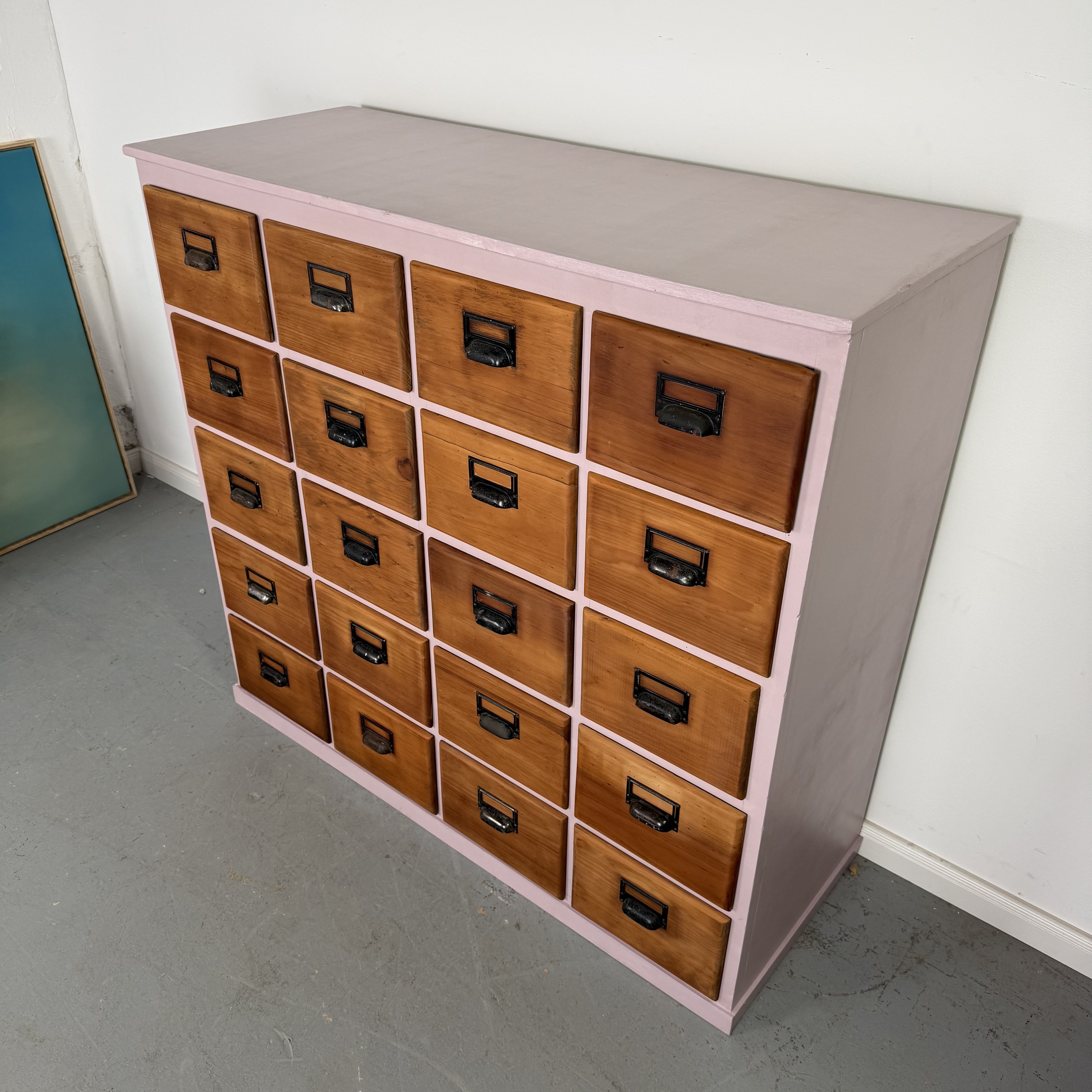 Schicke Apothekerkommode in zartem rosa