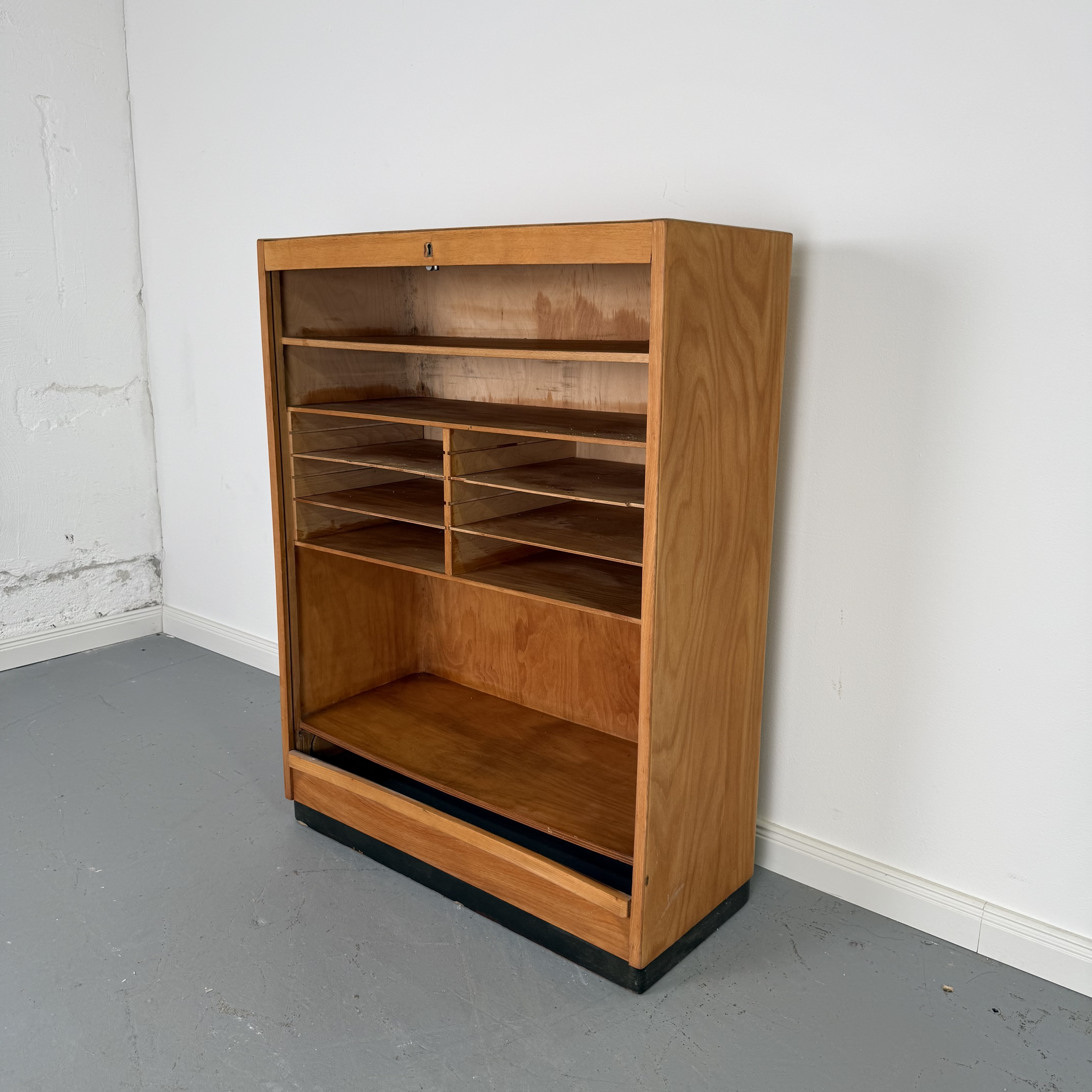 Charmantes Mid-Century Regal aus ehemaligem Rollladenschrank Charmantes Mid-Century Regal aus ehemaligem Rollladenschrank