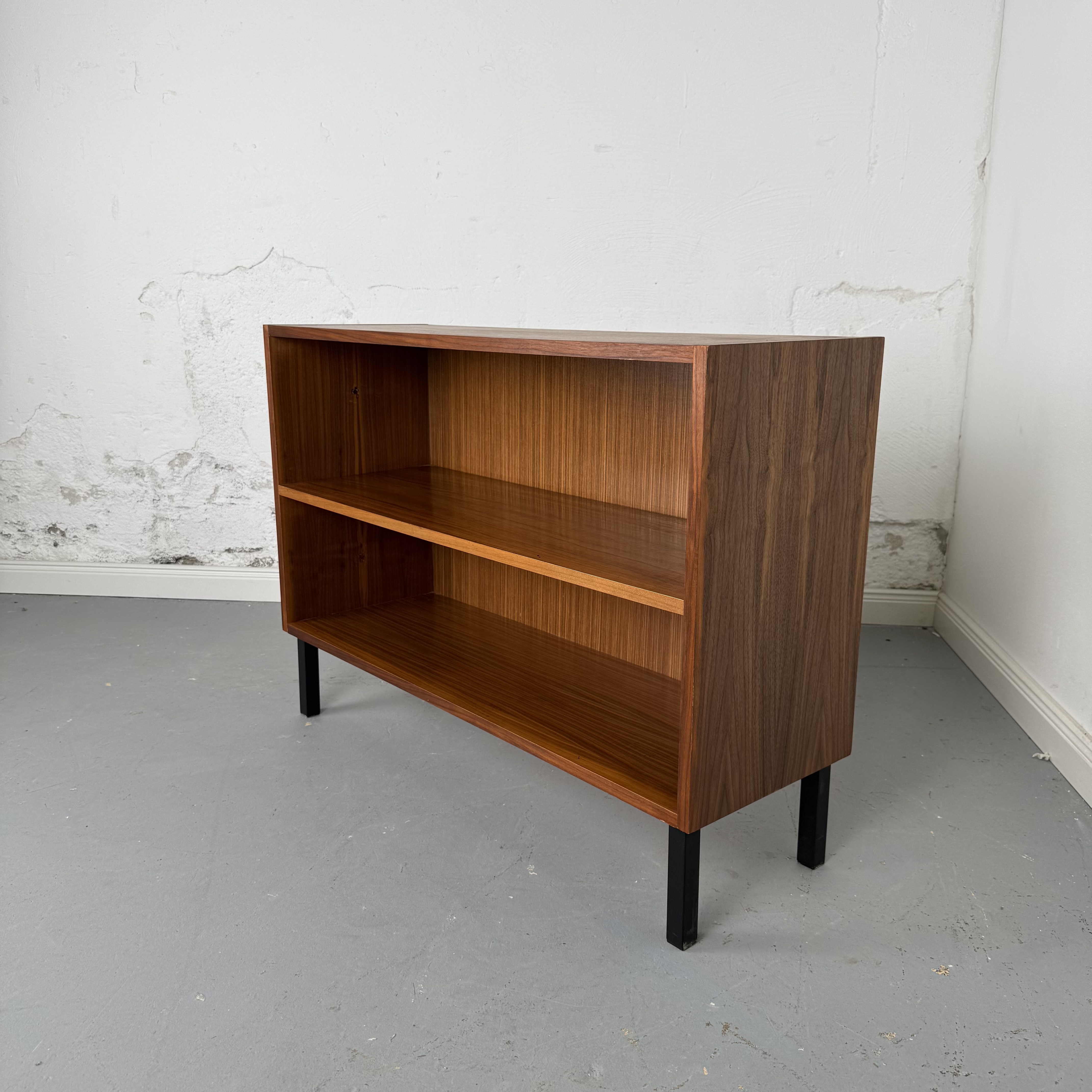 Formschönes Regal im Mid Century Stil Formschönes Regal im Mid Century Stil
