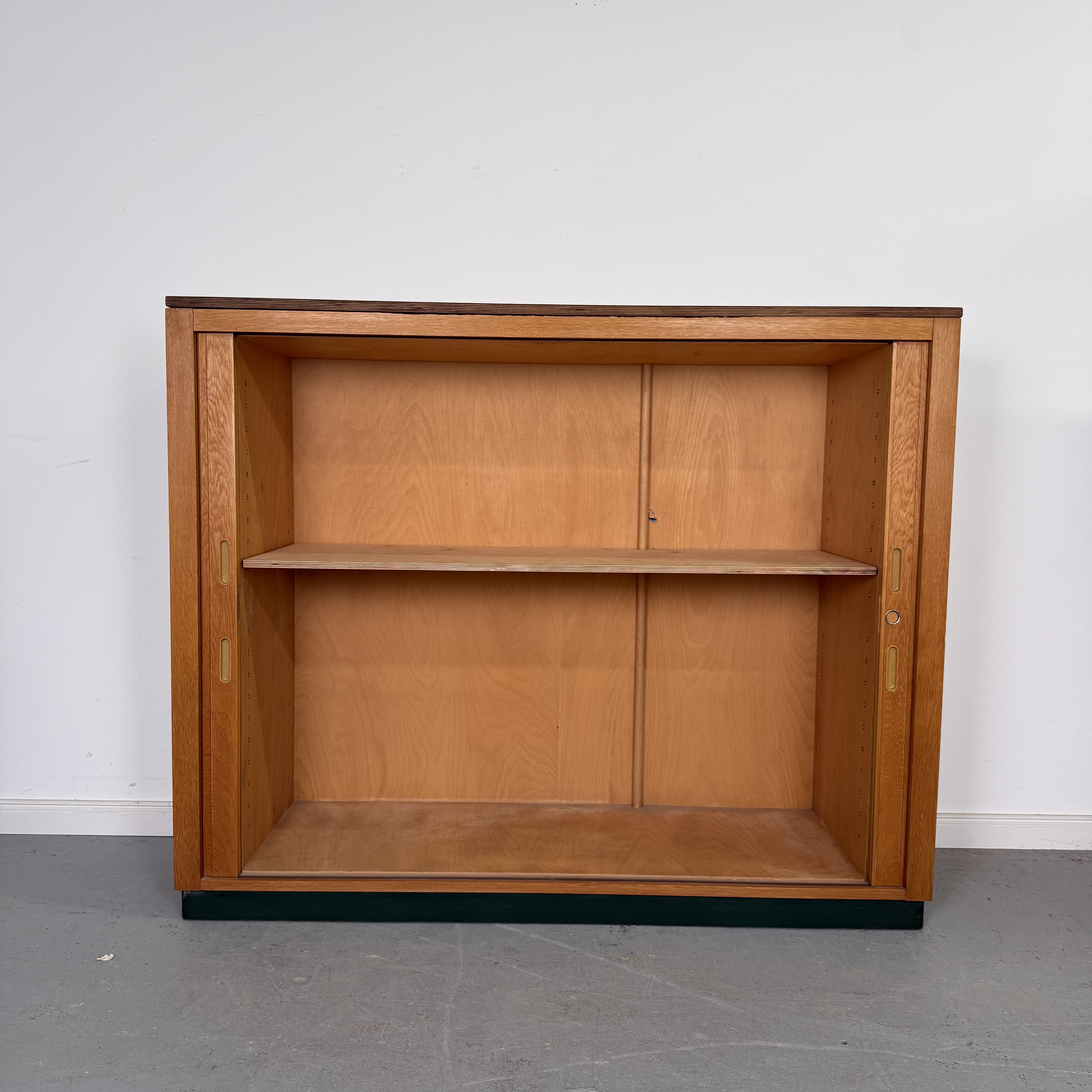 Mid-Century Rollladenschrank mit seitlich laufenden Türen