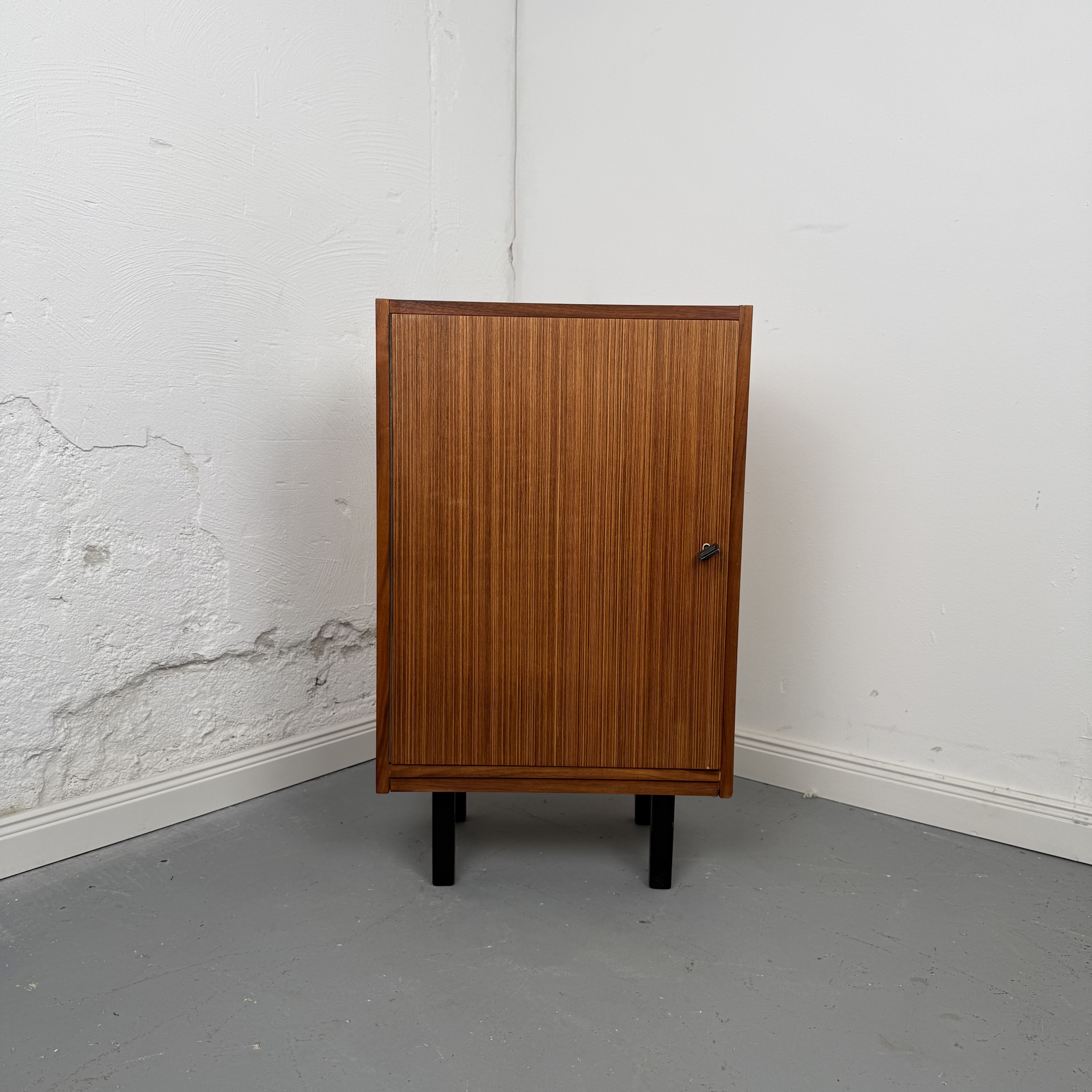 Schlanke Beistellkommode im Mid-Century Stil