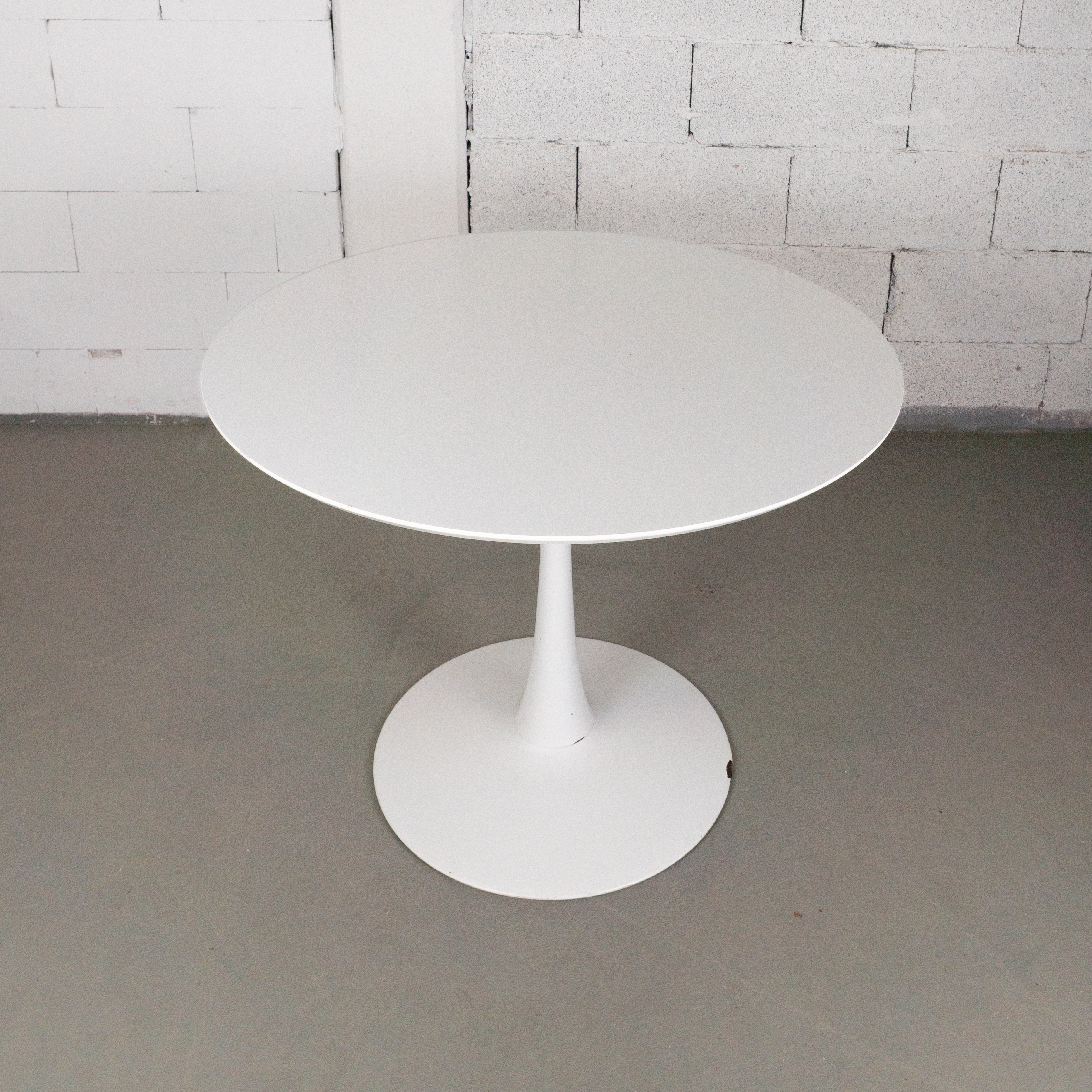 Weißer Tulip Tisch im Mid-Century Stil