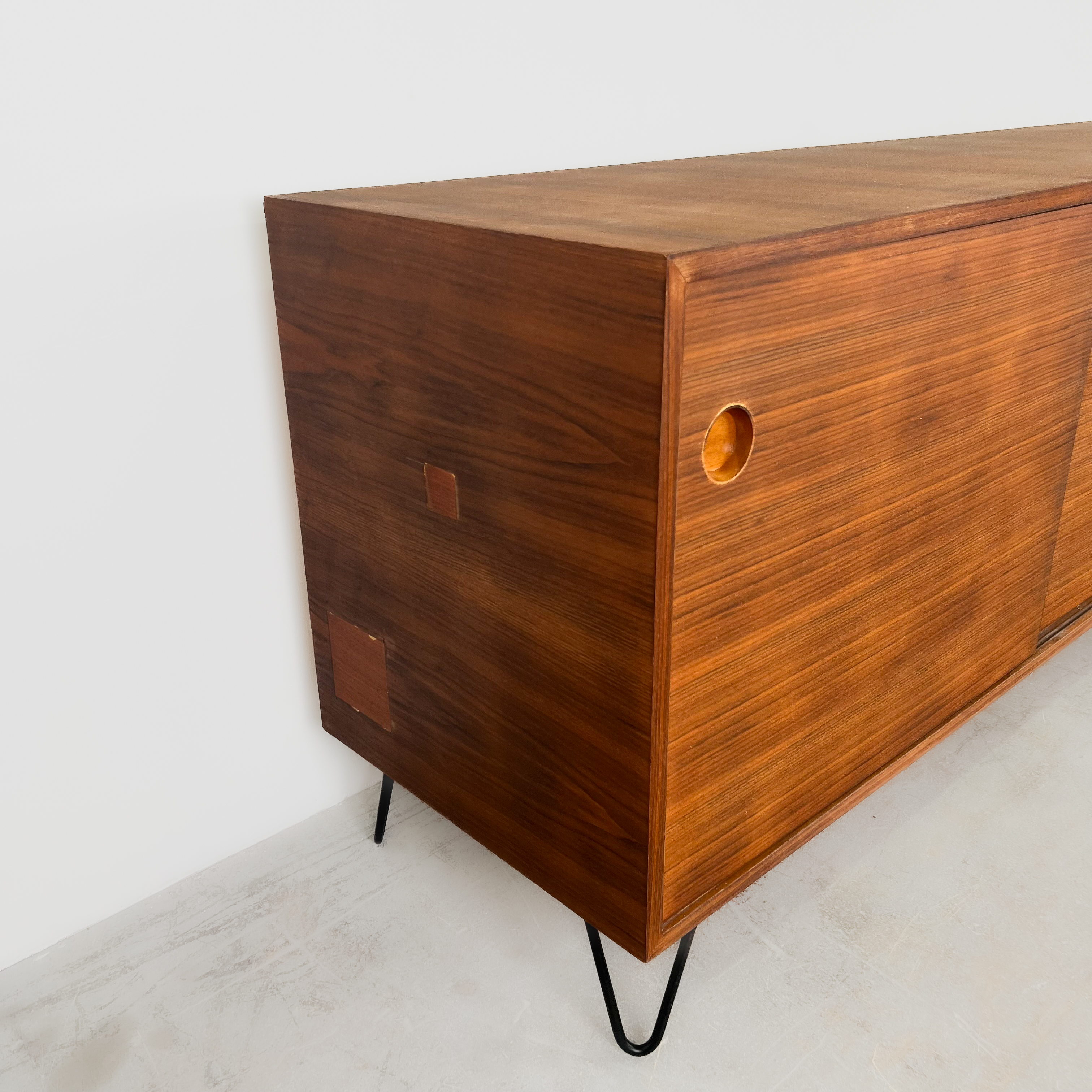 Elegantes Sideboard aus Nussbaumholz