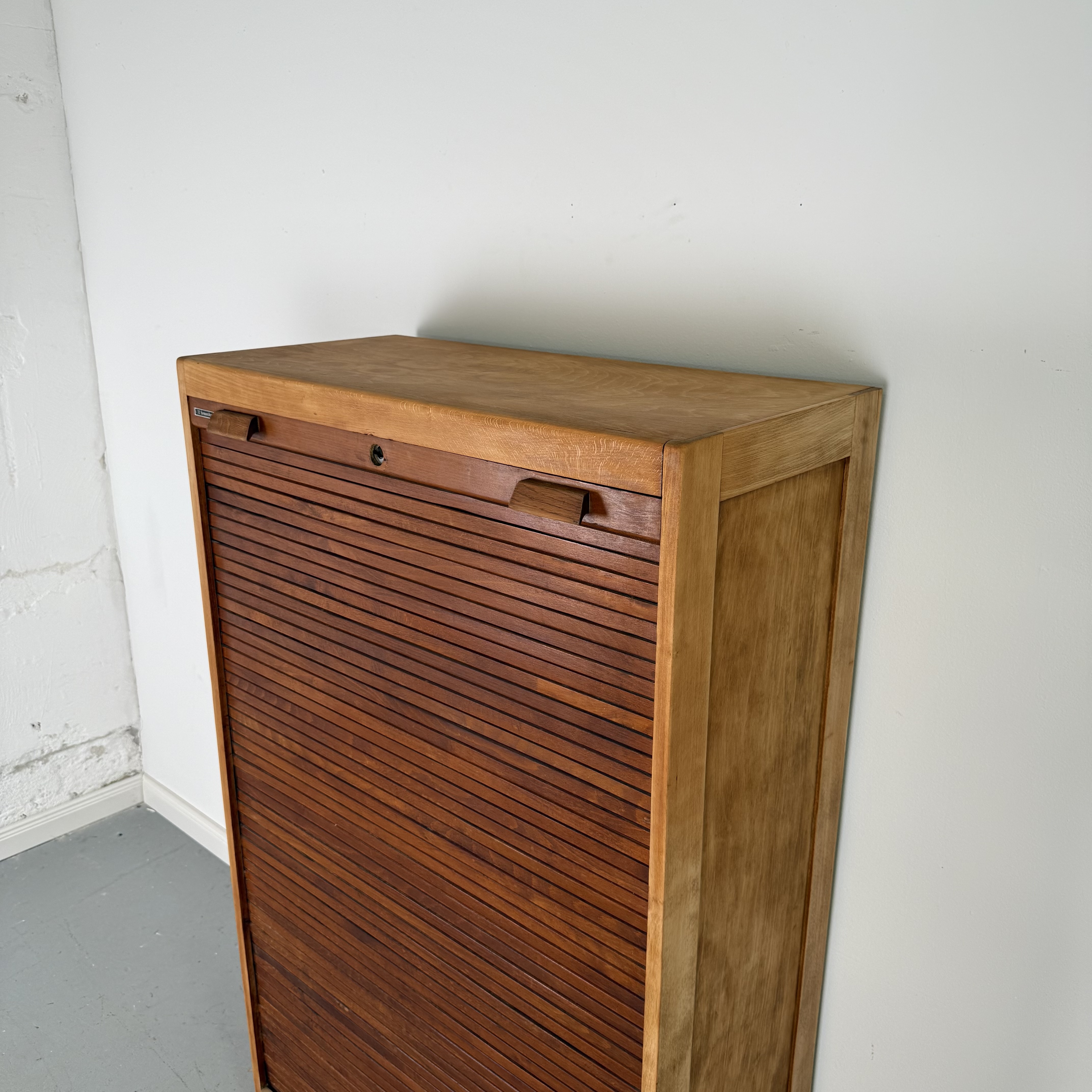 Kompakter Rollladenschrank im Art-Déco Stil Kompakter Rollladenschrank im Art-Déco Stil