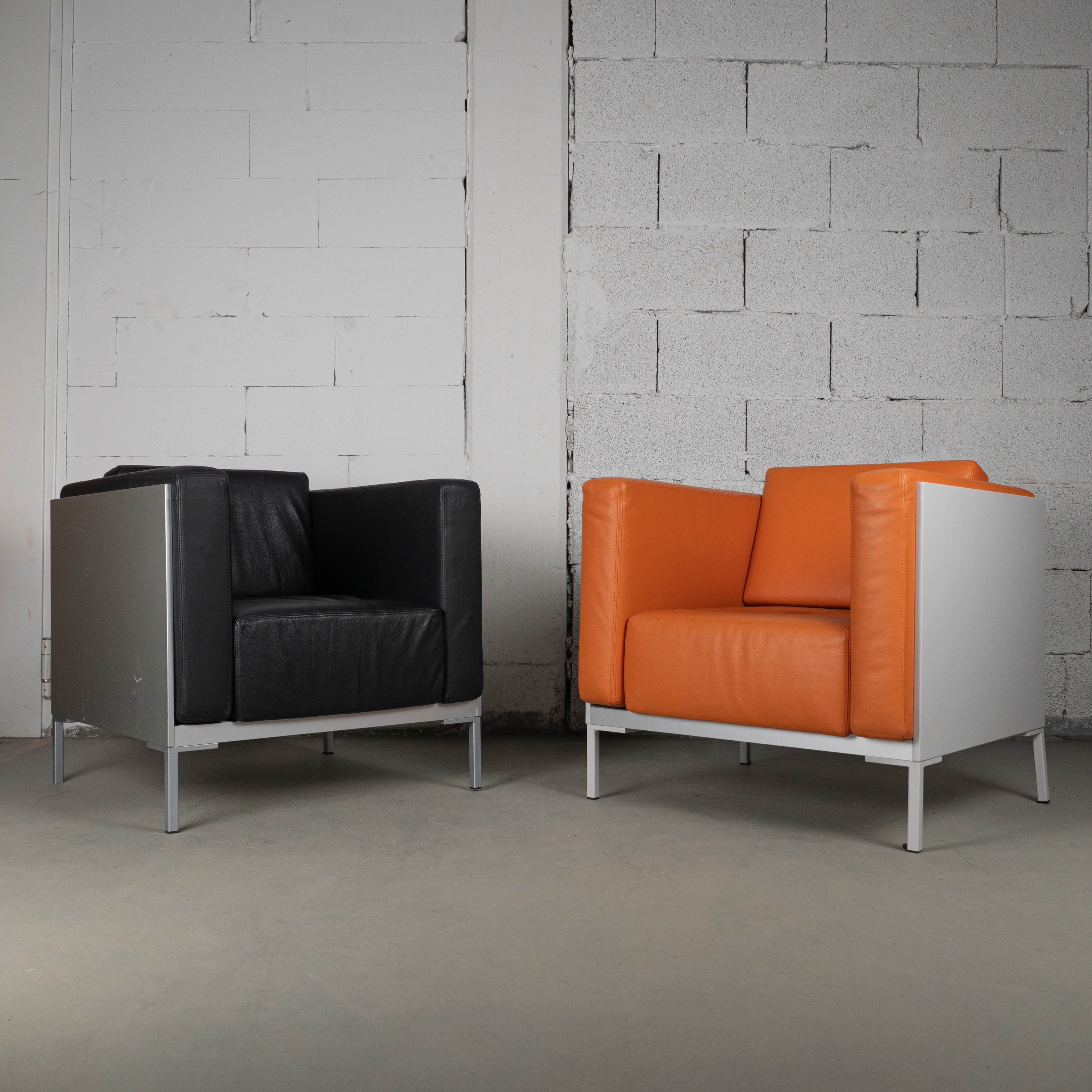 Moderner Ledersessel in Orange mit Metallrahmen