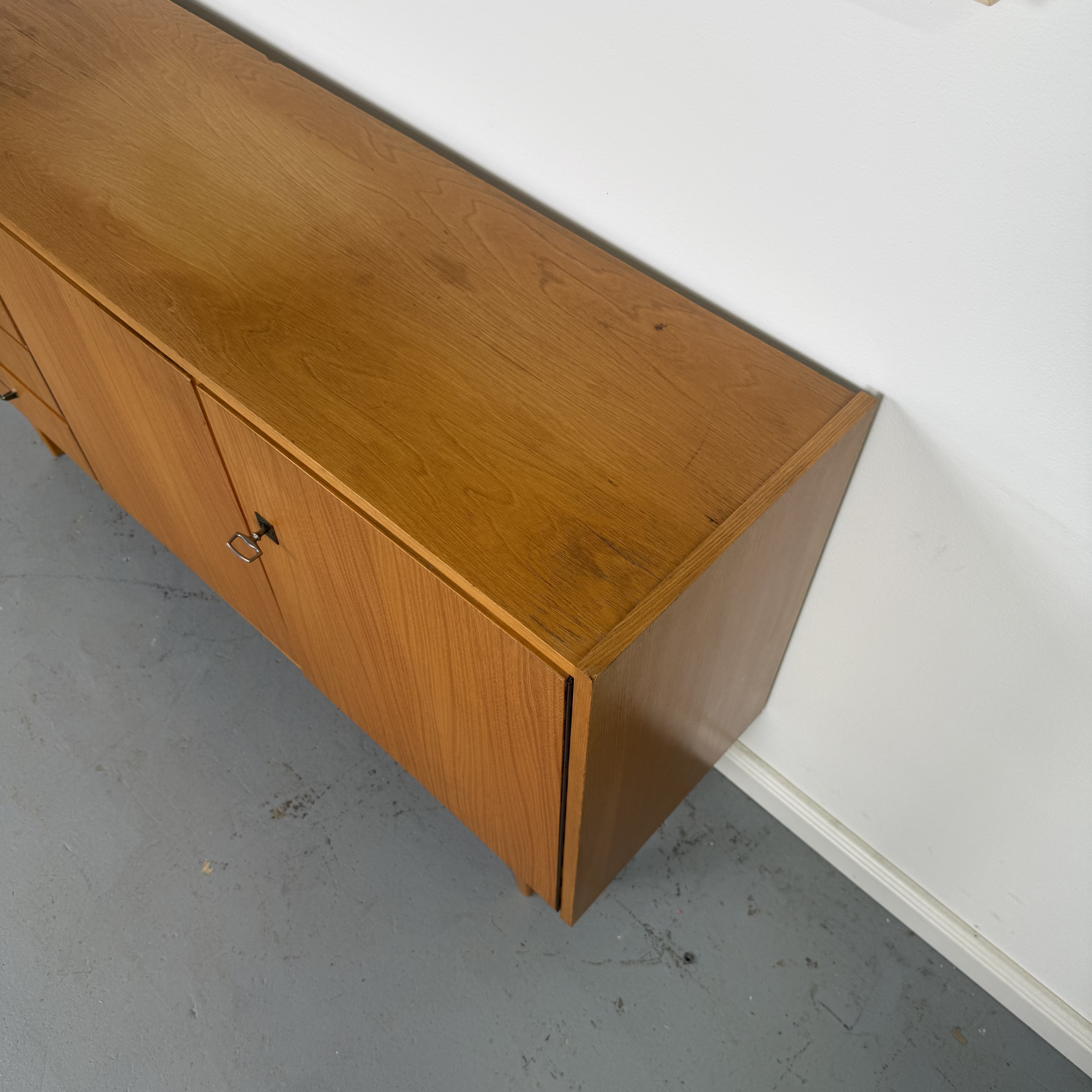 kompaktes 60er Jahre Sideboard kompaktes 60er Jahre Sideboard