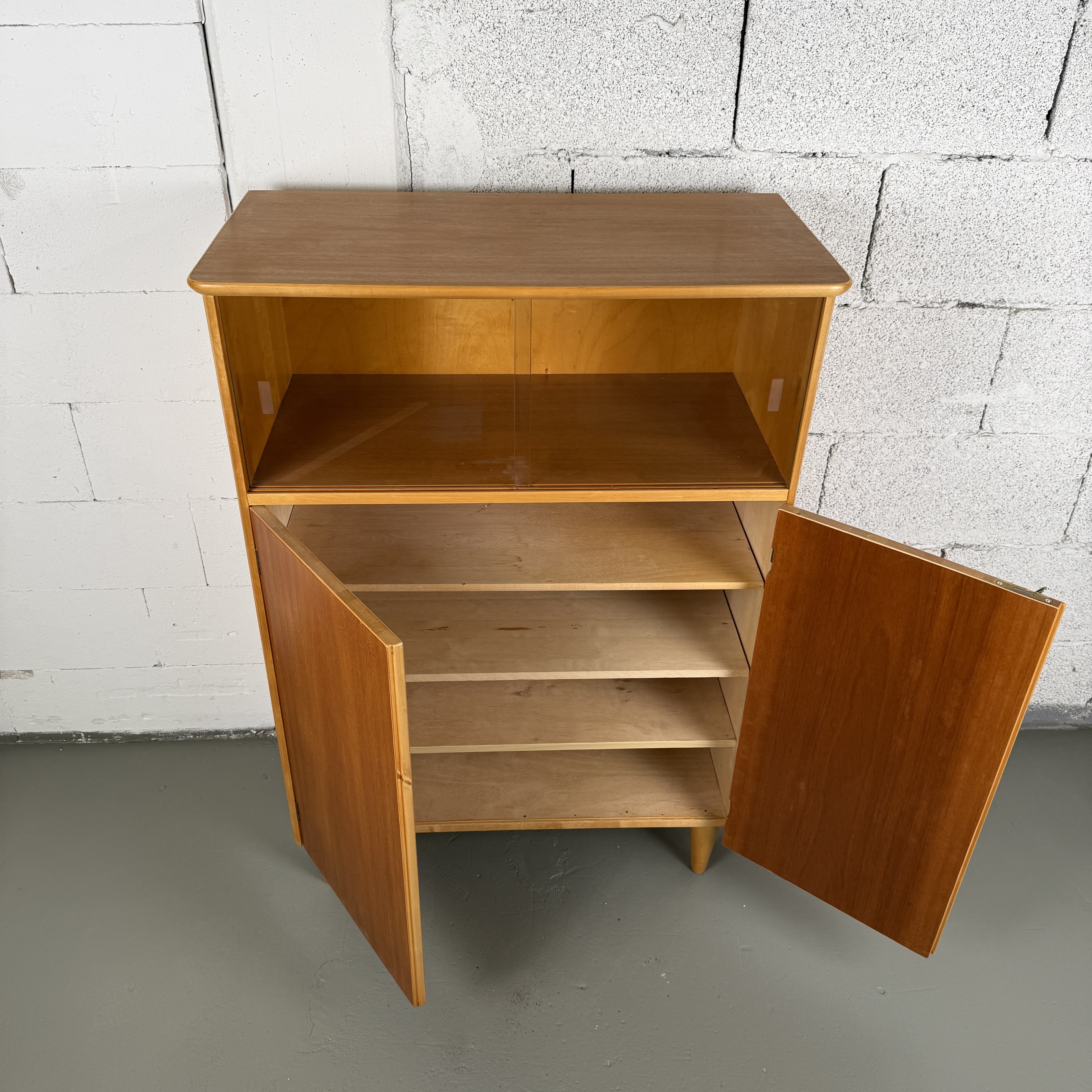 Schicke 60er Jahre Kommode mit Glaseinsatz