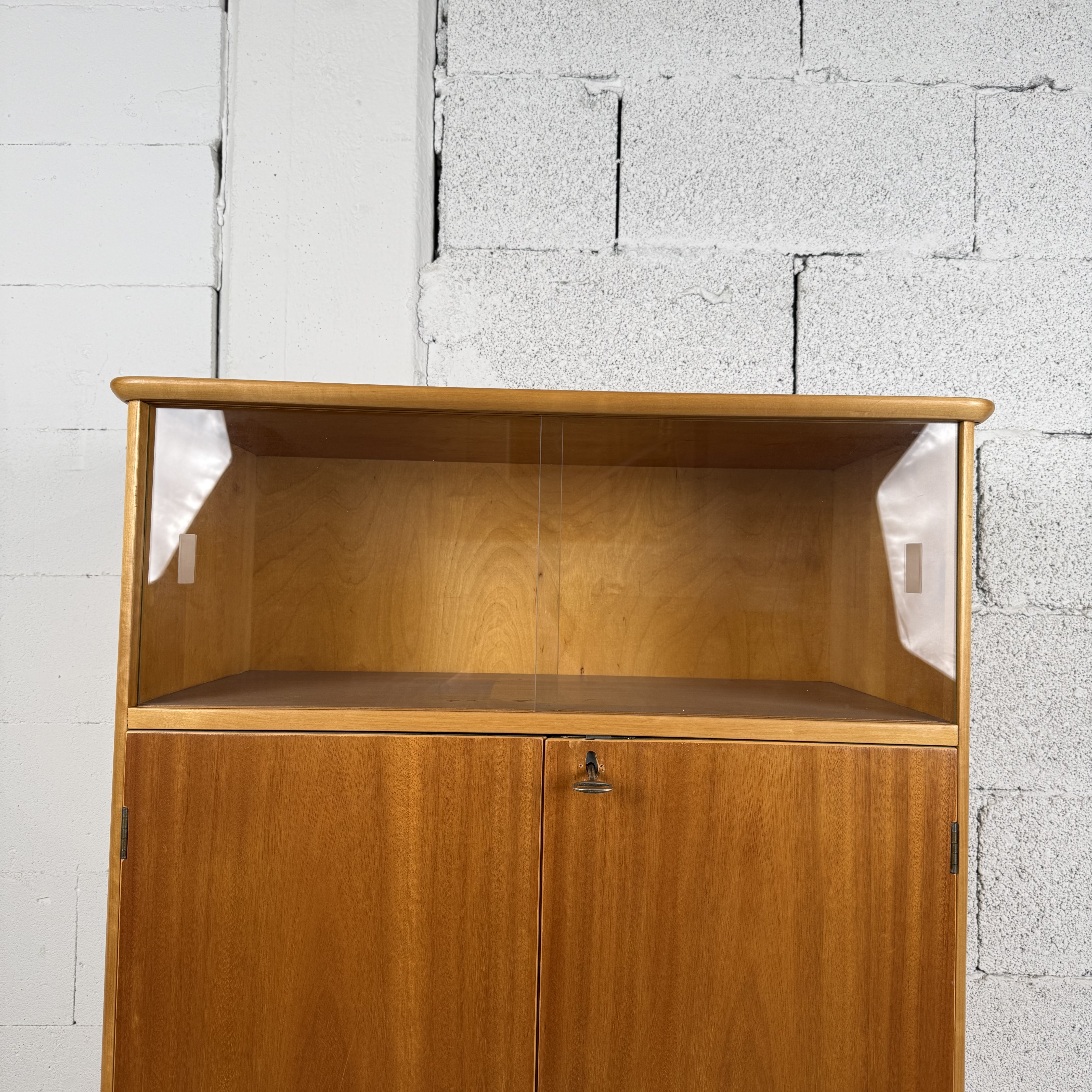 Schicke 60er Jahre Kommode mit Glaseinsatz