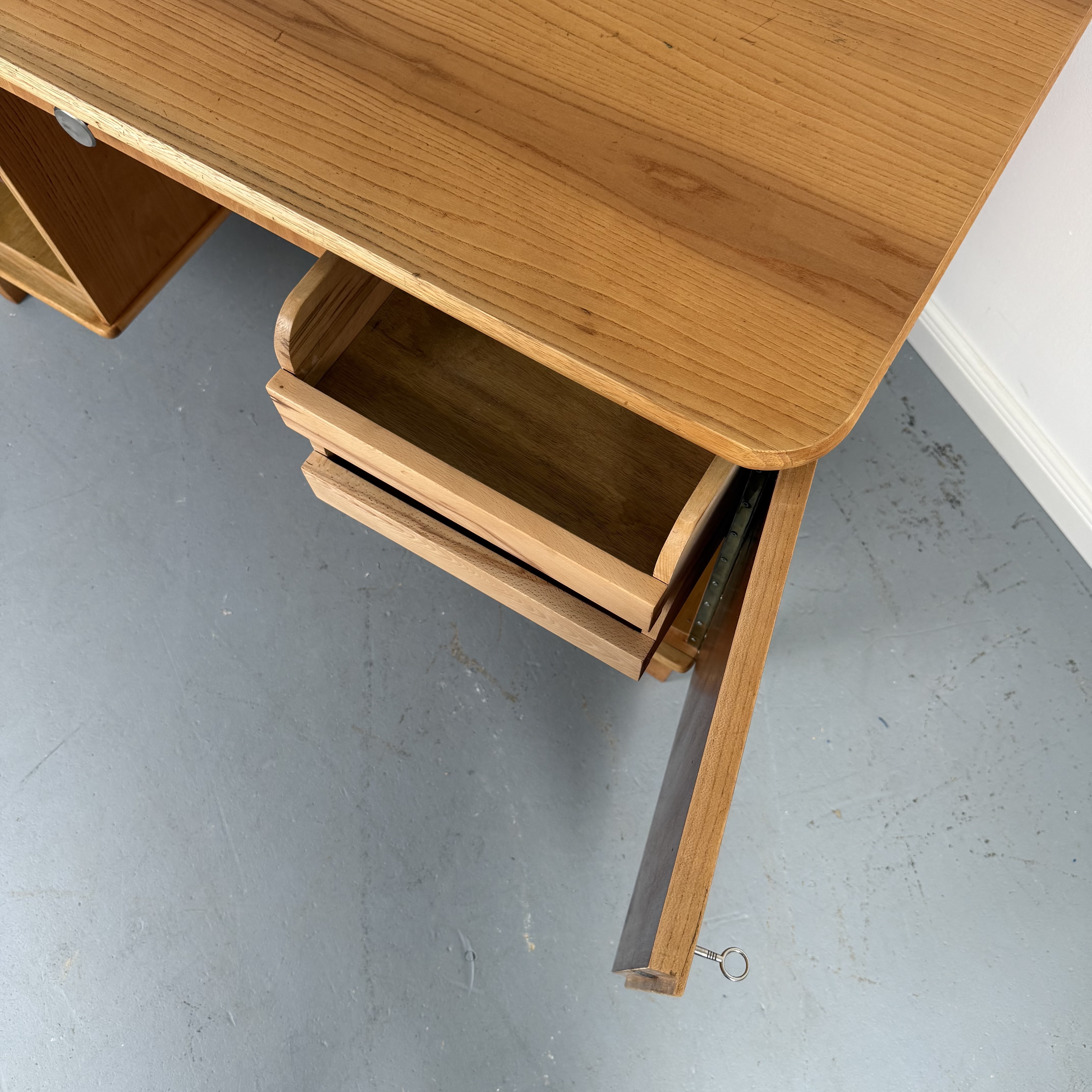 Schicker 60er Jahre Schreibtisch aus hellem Holz mit praktischem Stauraum Schicker 60er Jahre Schreibtisch aus hellem Holz mit praktischem Stauraum