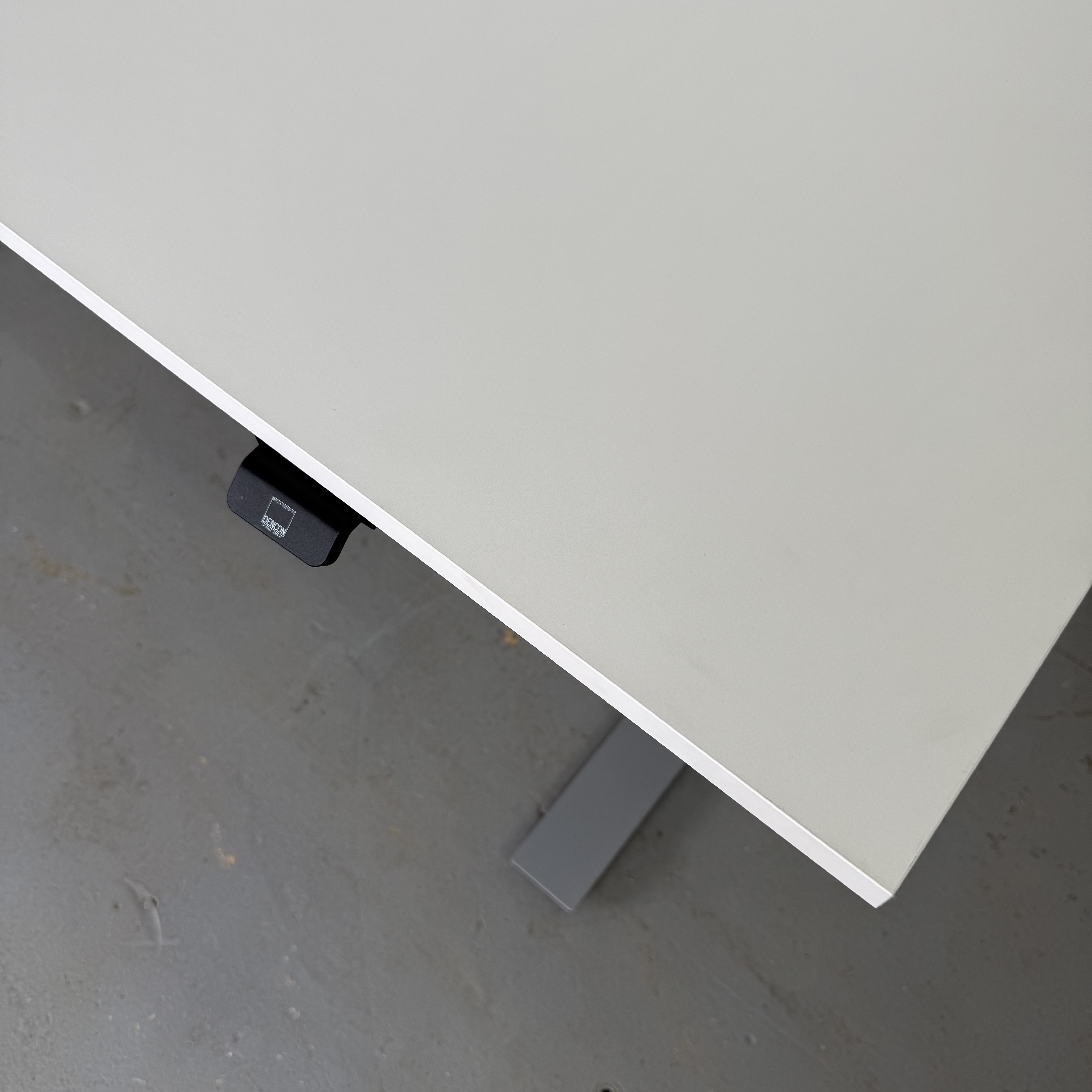 Höhenverstellbarer Schreibtisch Linak DL6 IC mit weißer Platte 160 x 80 cm