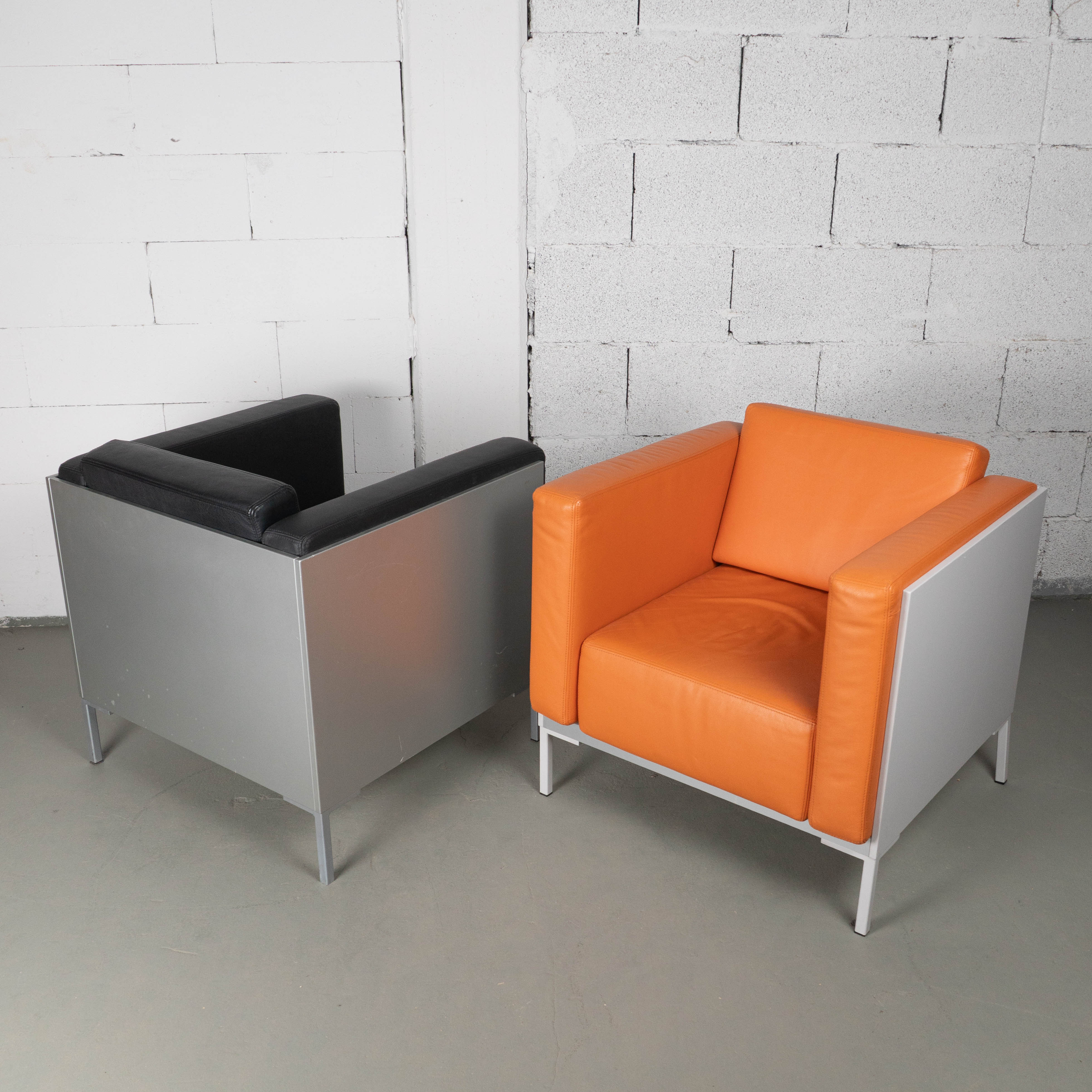 Moderner Ledersessel in Orange mit Metallrahmen