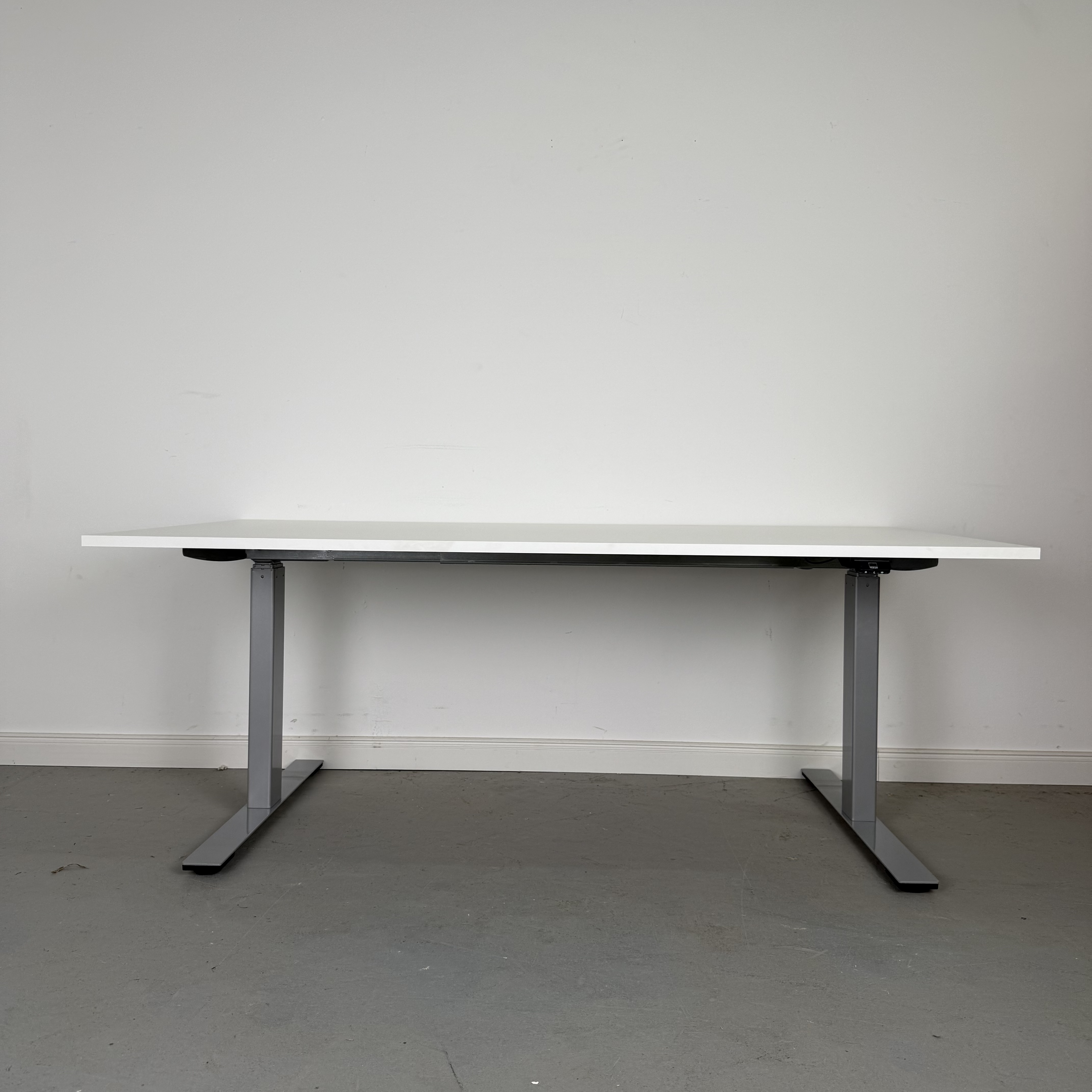 Höhenverstellbarer Schreibtisch Linak DL6 IC mit weißer Platte 160 x 80 cm