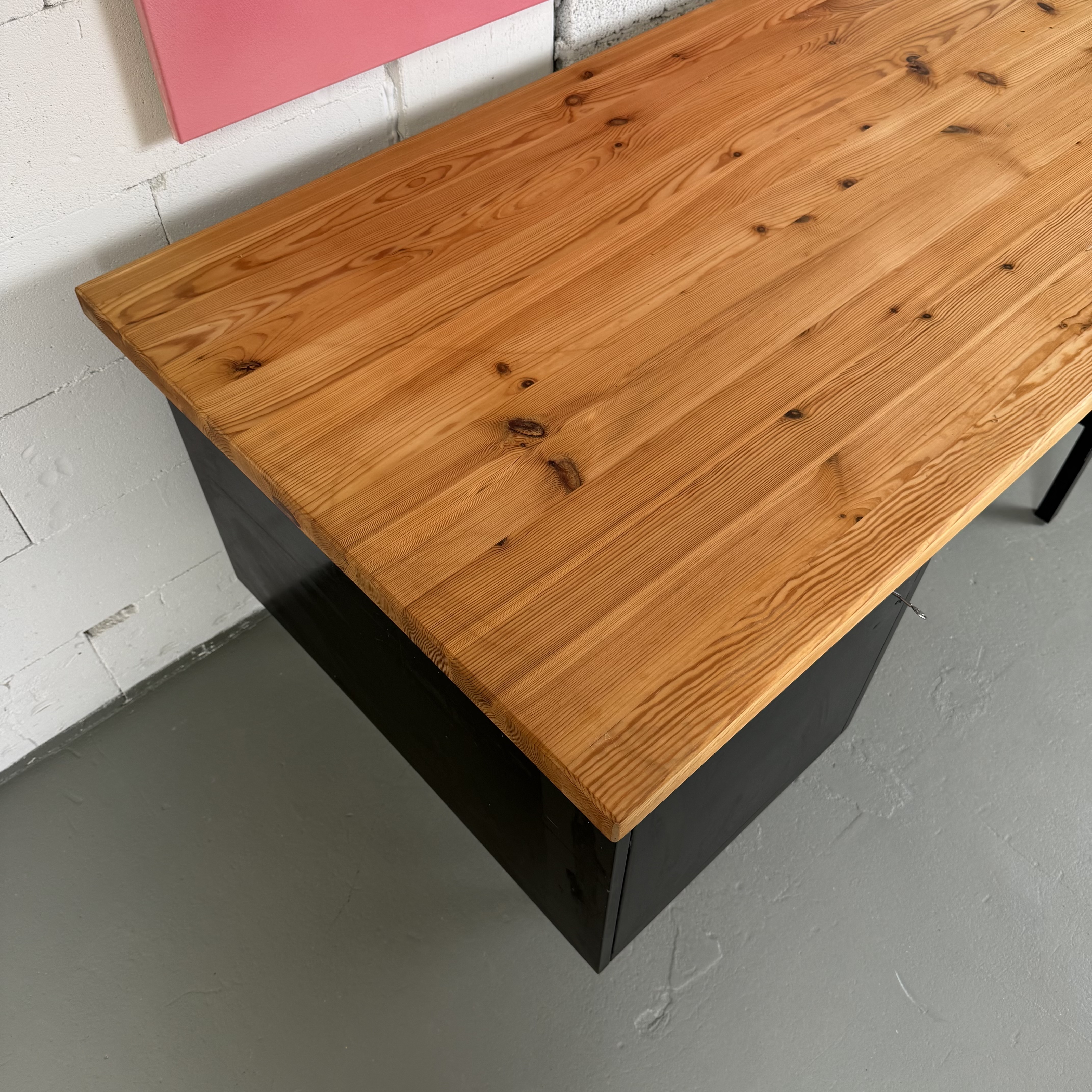 Schwarzer Bauhaus Schreibtisch aus Metall