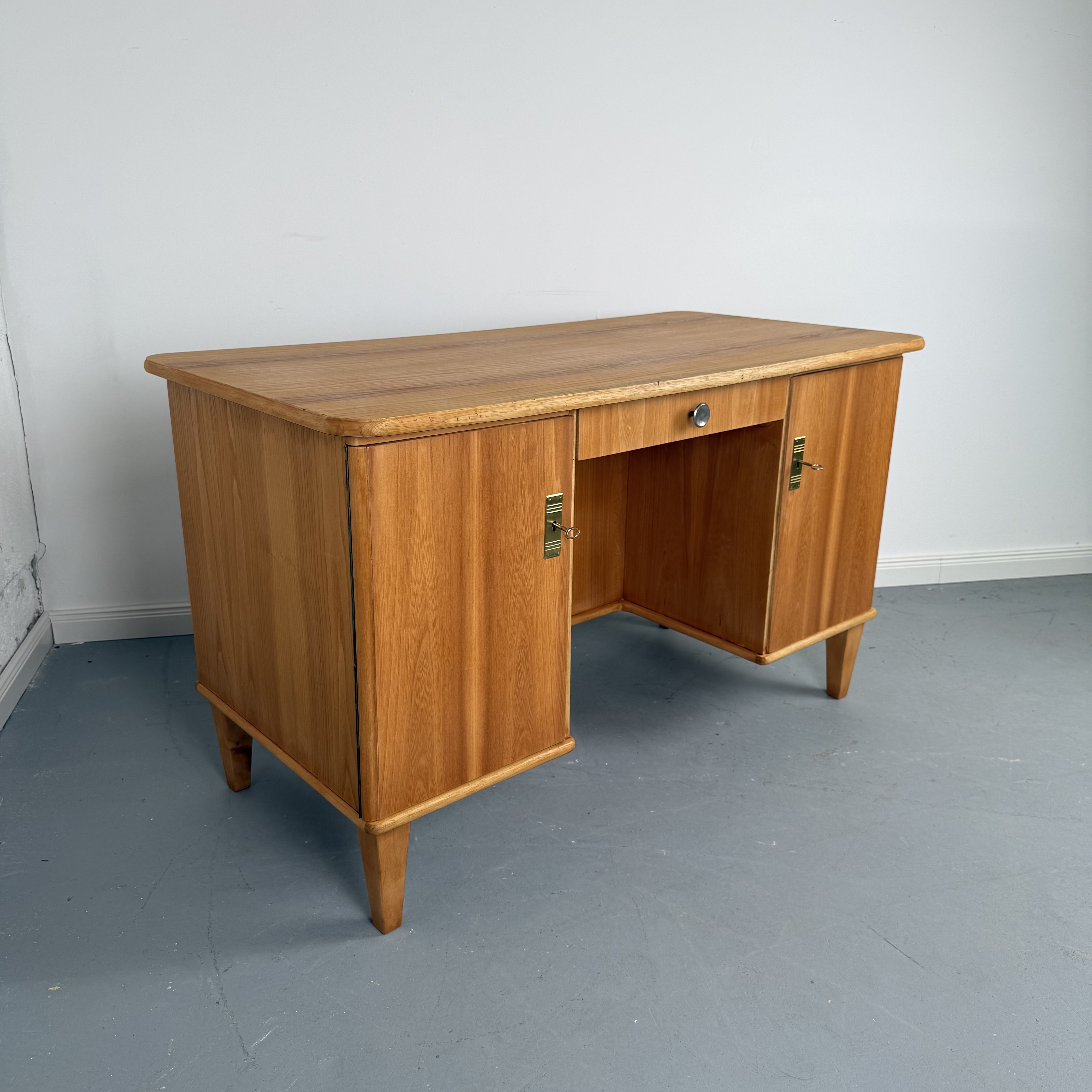 Schicker 60er Jahre Schreibtisch aus hellem Holz mit praktischem Stauraum Schicker 60er Jahre Schreibtisch aus hellem Holz mit praktischem Stauraum