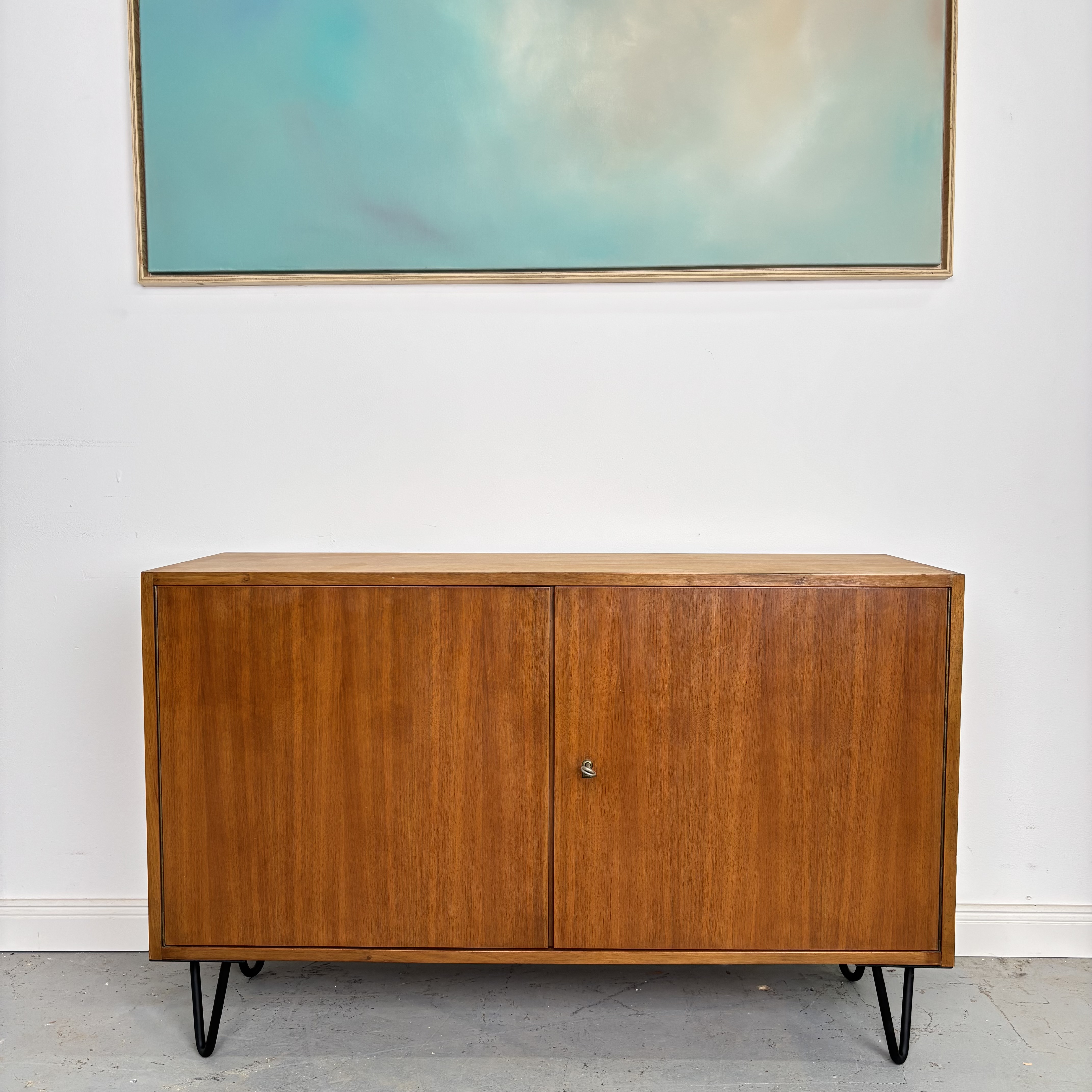 Mid-Century Kommode mit Hairpin-Beinen