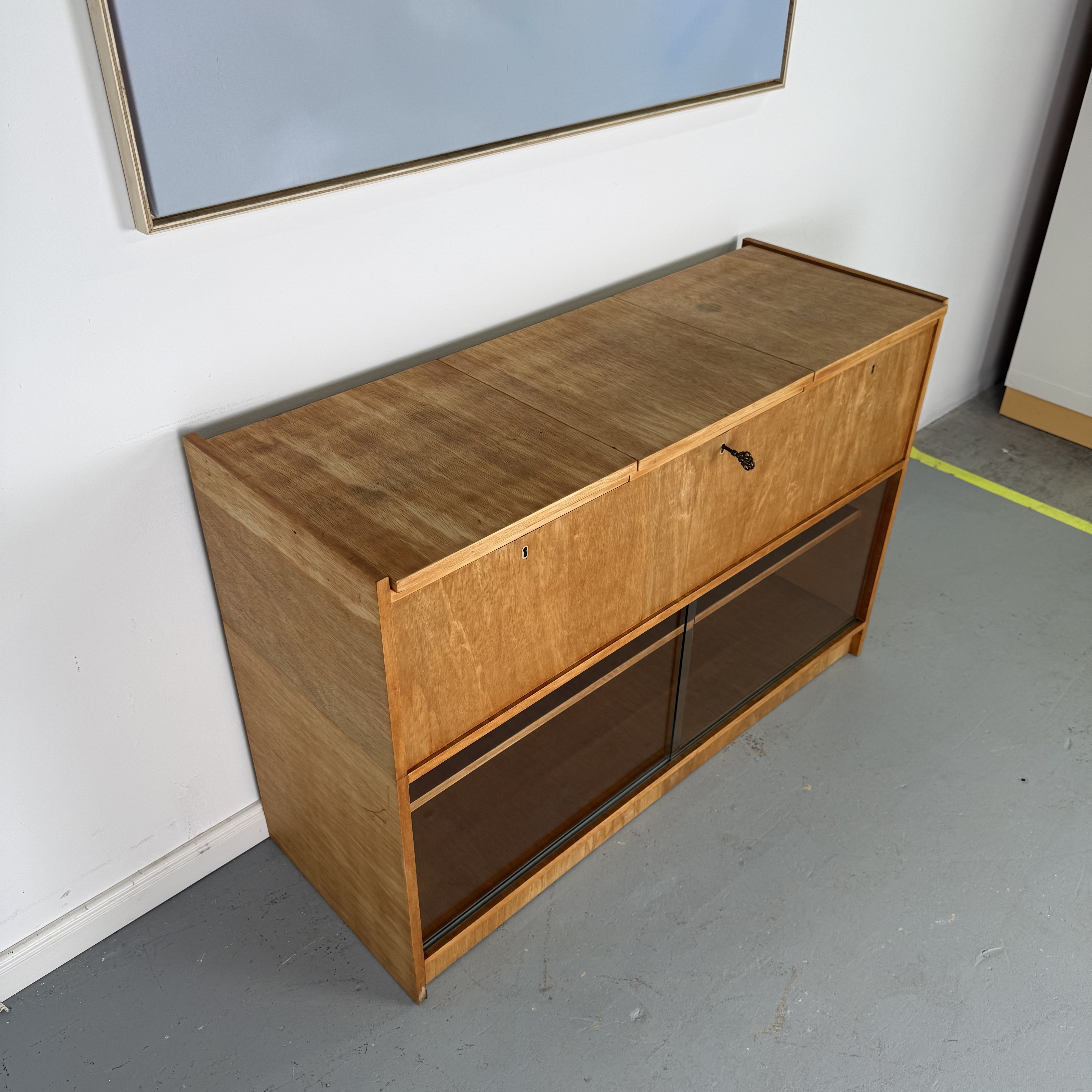 Vielseitiger Mid-Century Schrank mit Klappelementen und Vitrine Vielseitiger Mid-Century Schrank mit Klappelementen und Vitrine