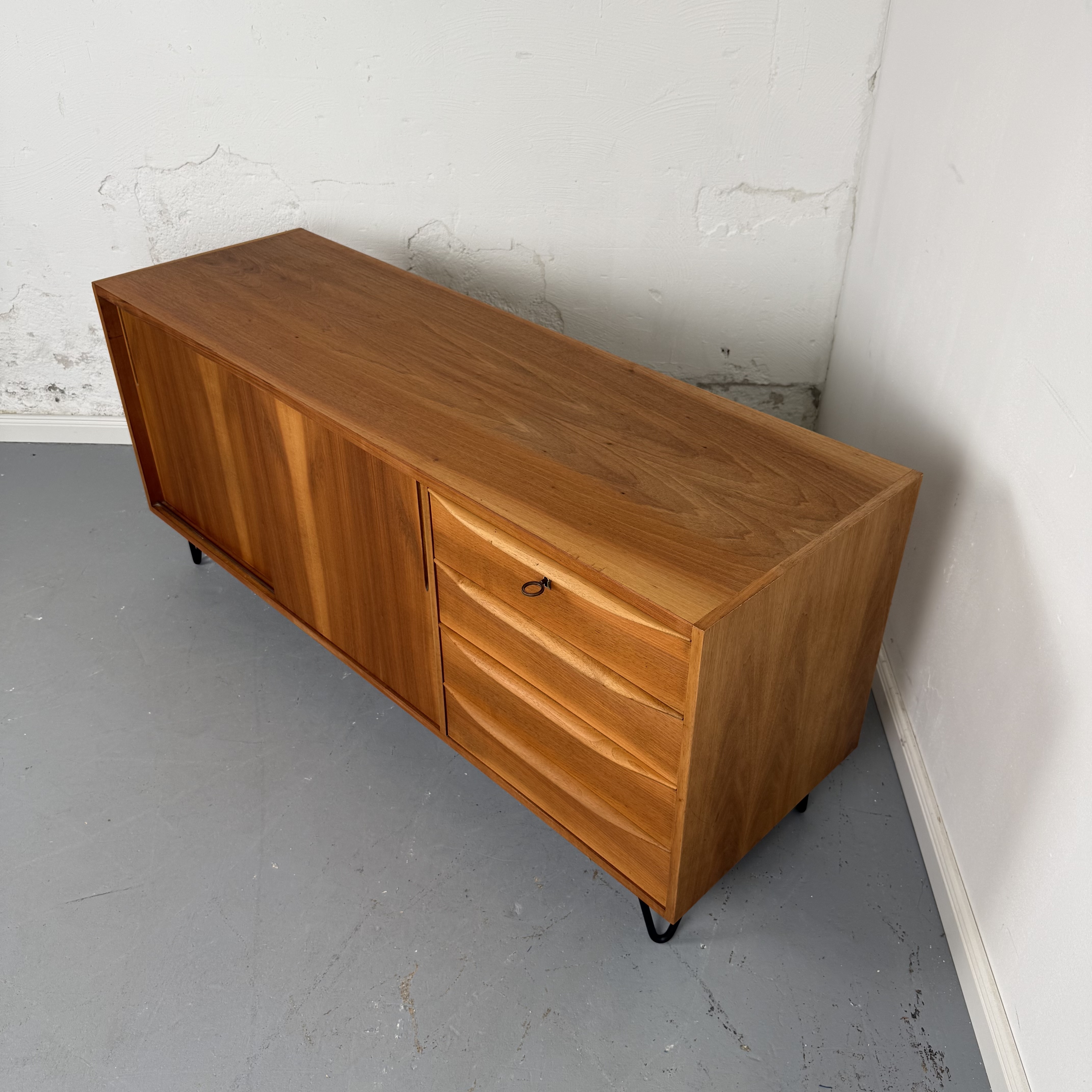 Elegantes Mid Century Sideboard mit geschwungenen Schubladen