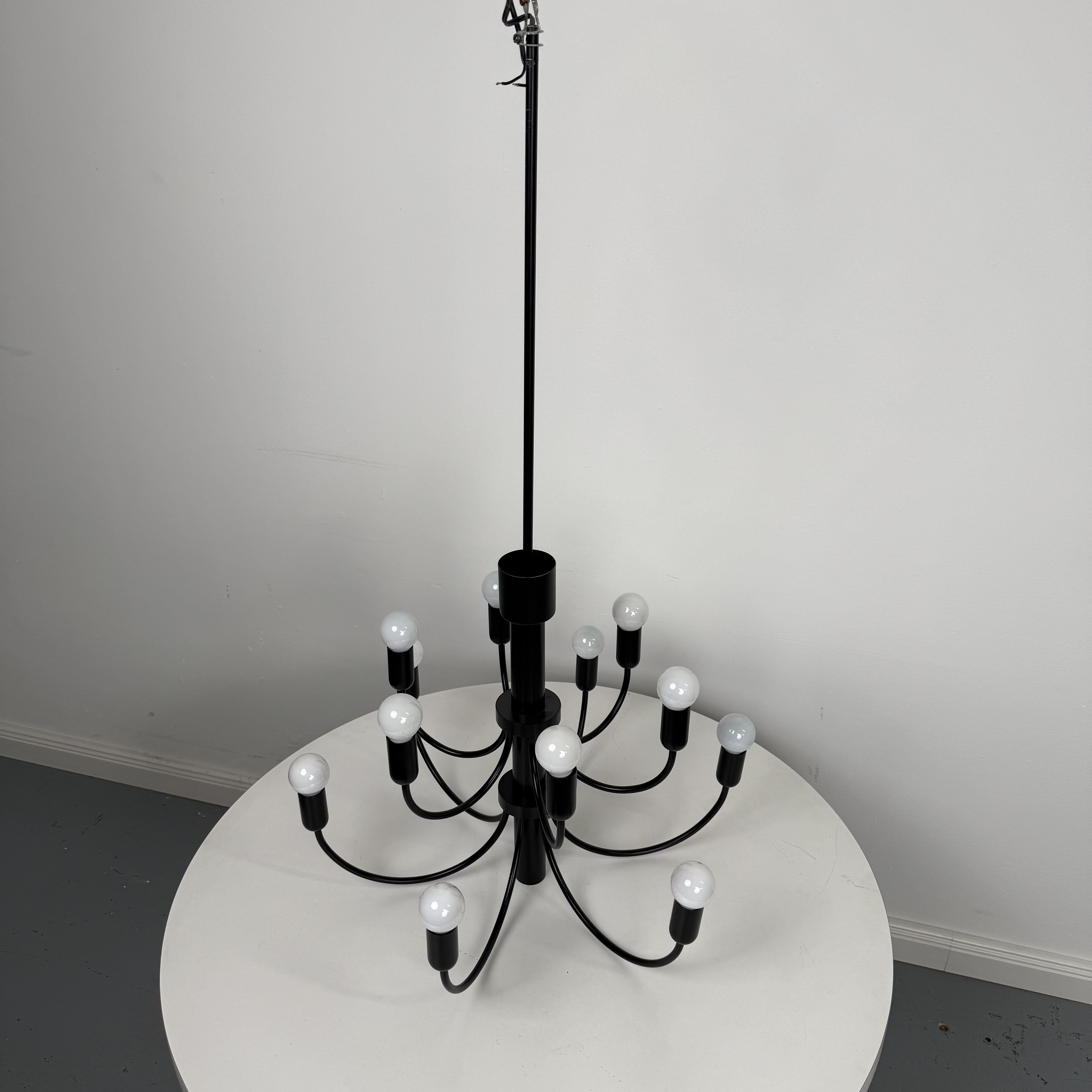 Schwarzer Kronleuchter in modernen Design
