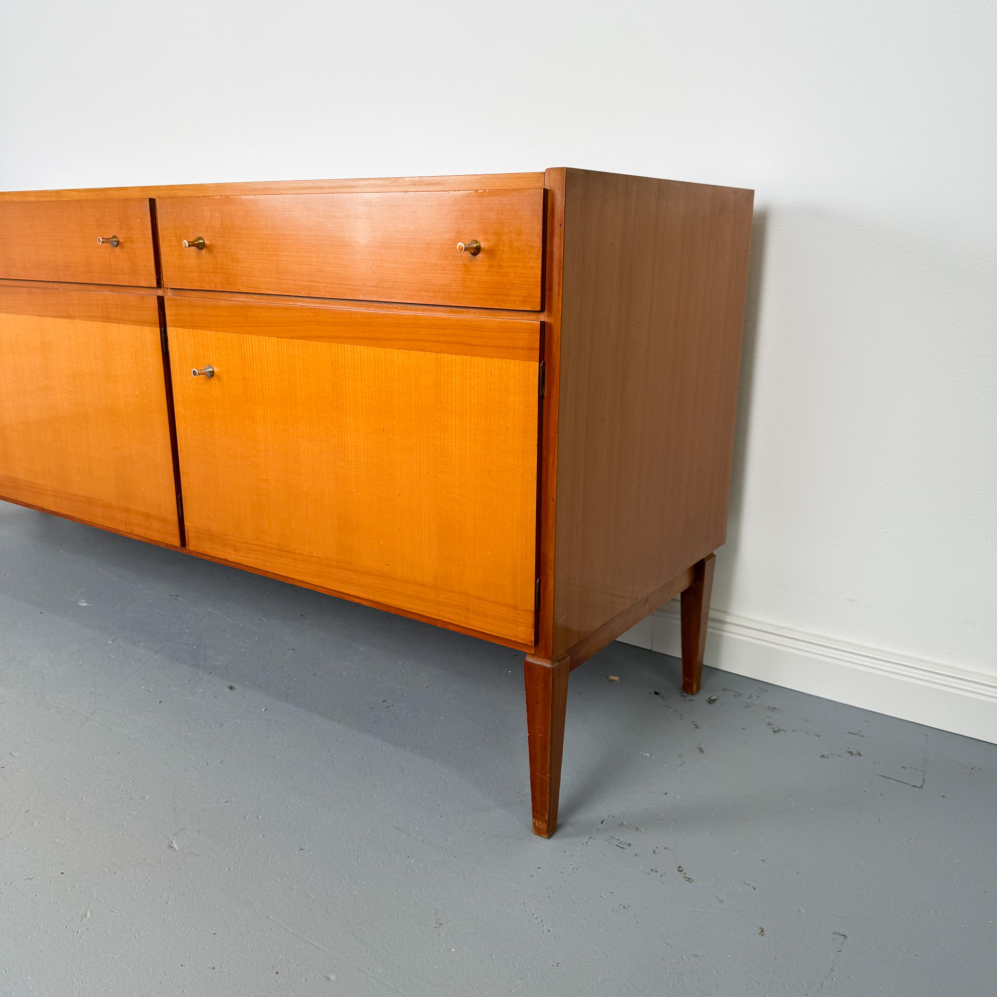 Zeitloses Sideboard aus hellem Kirschholz