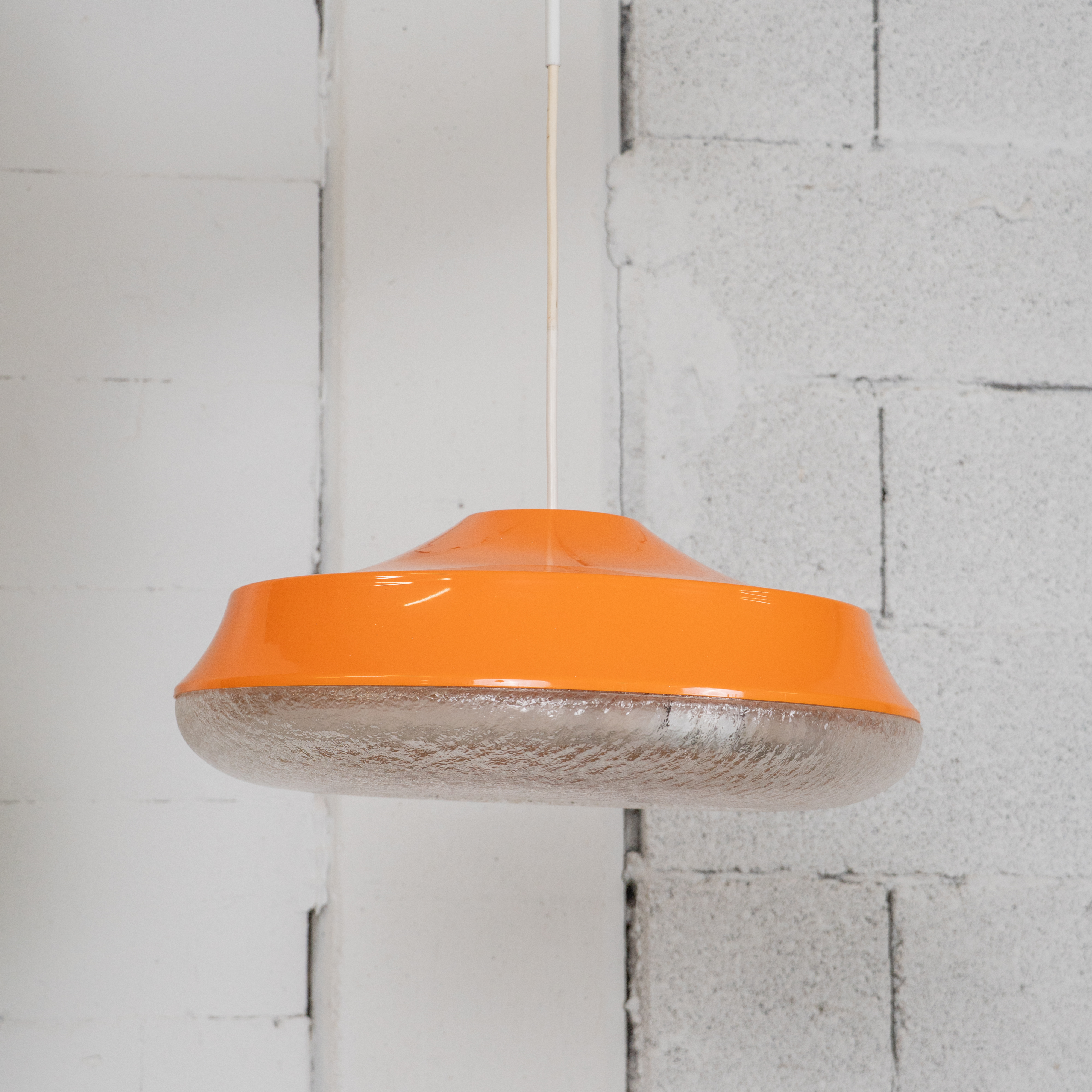 Orange Space Age Pendelleuchte aus Glas und Metall