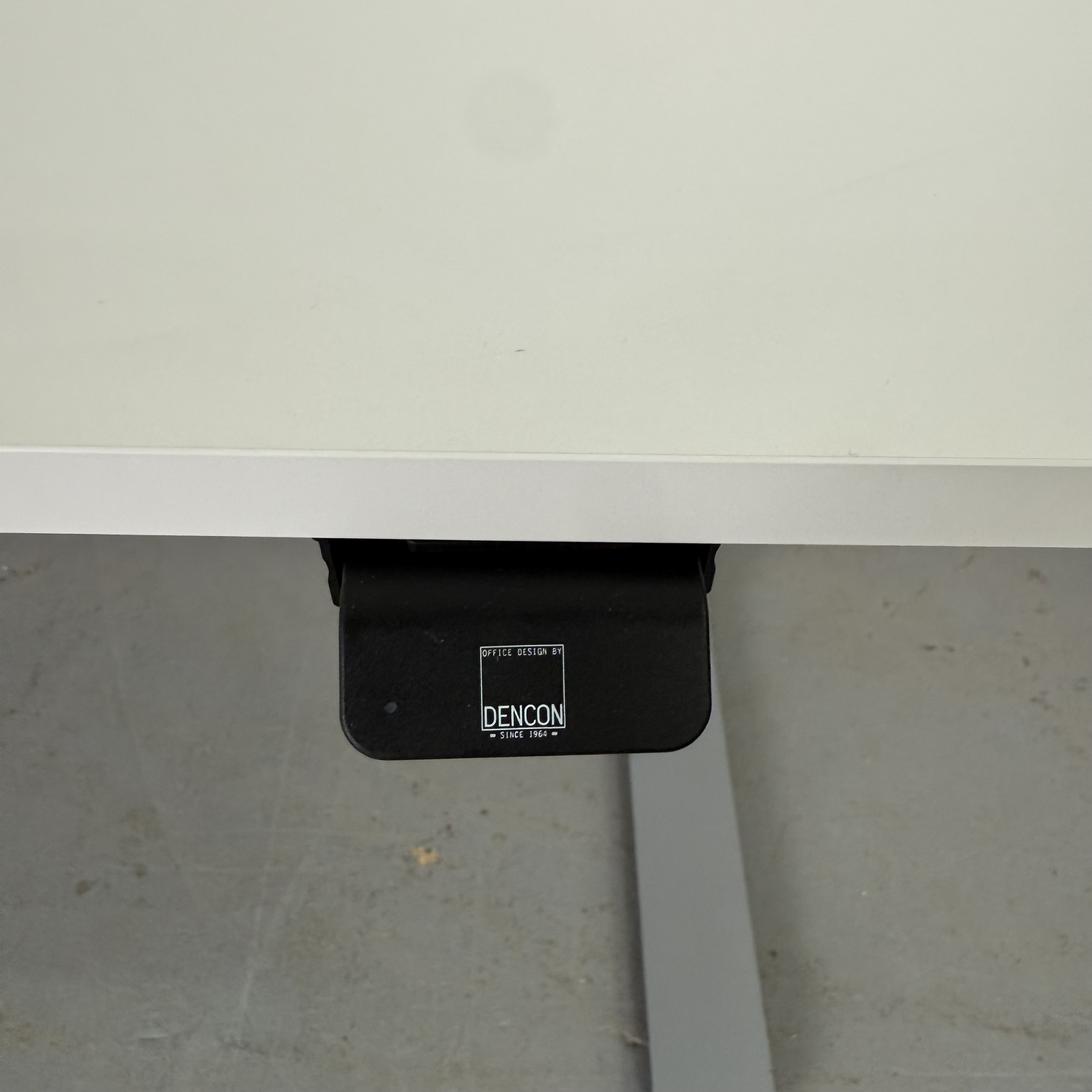 Höhenverstellbarer Schreibtisch Linak DL6 IC mit weißer Platte 160 x 80 cm