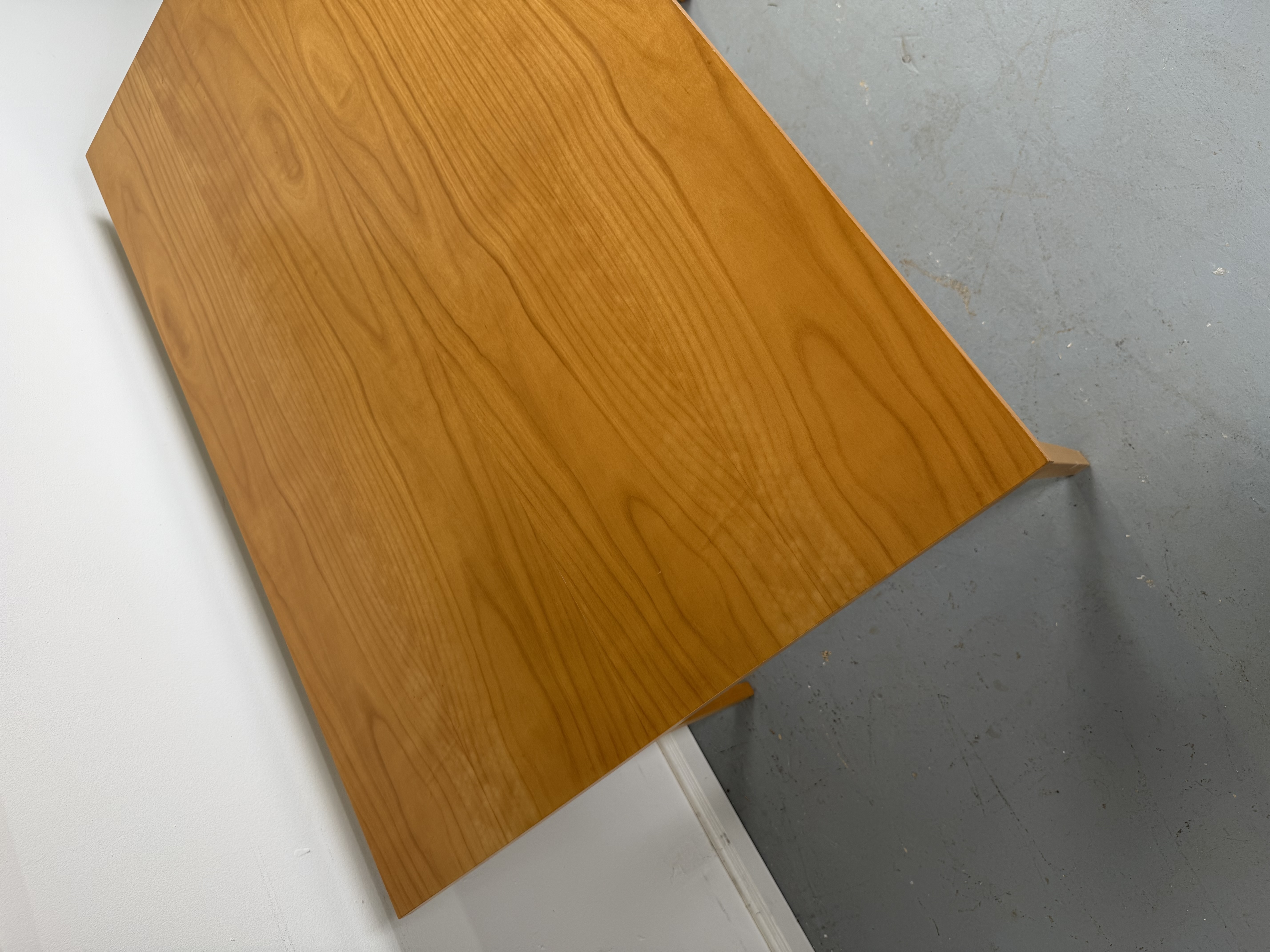 schicker 60er Jahre Tisch mit schöner Maserung schicker 60er Jahre Tisch mit schöner Maserung