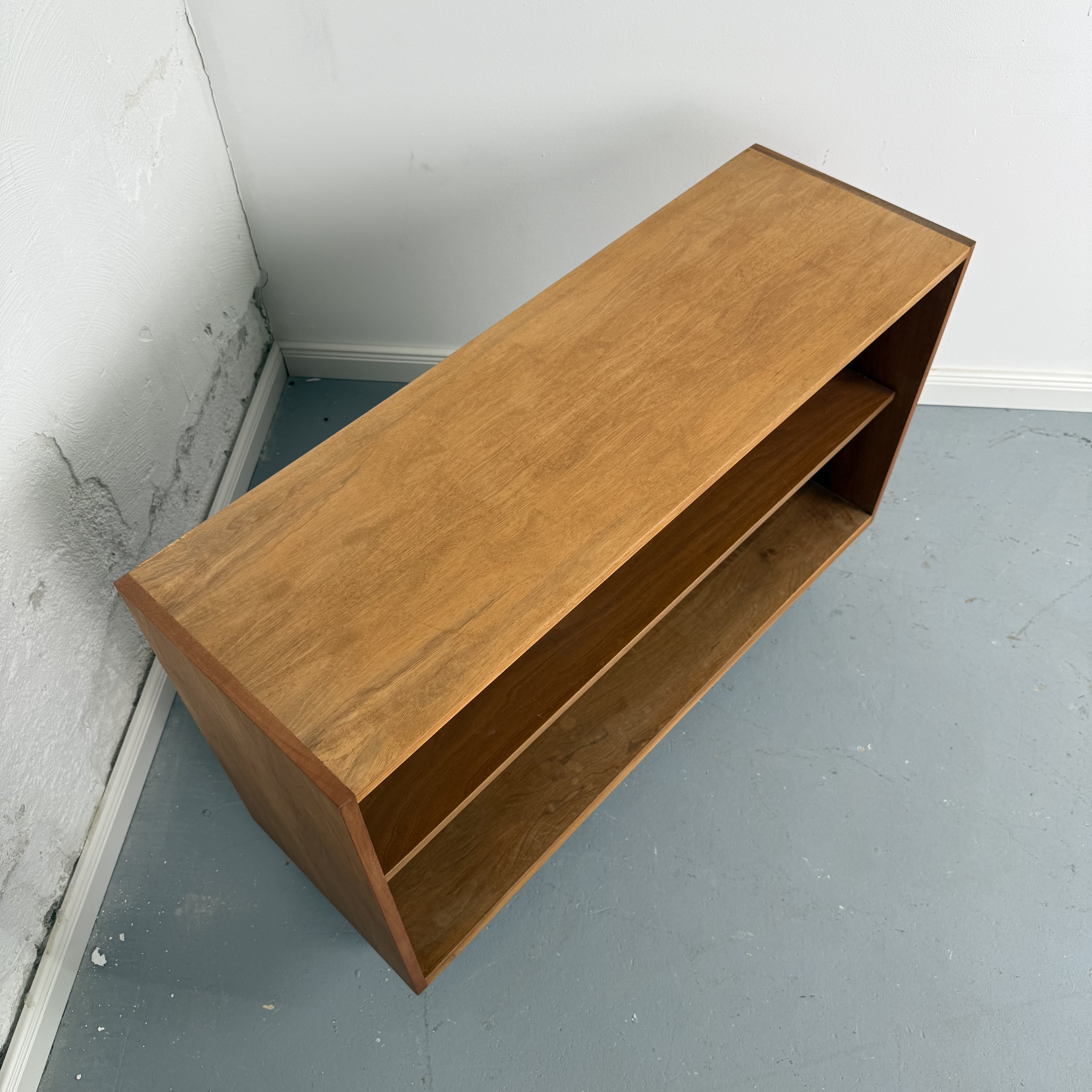 Schlichtes Mid-Century Regal mit Hairpin Legs Schlichtes Mid-Century Regal mit Hairpin Legs
