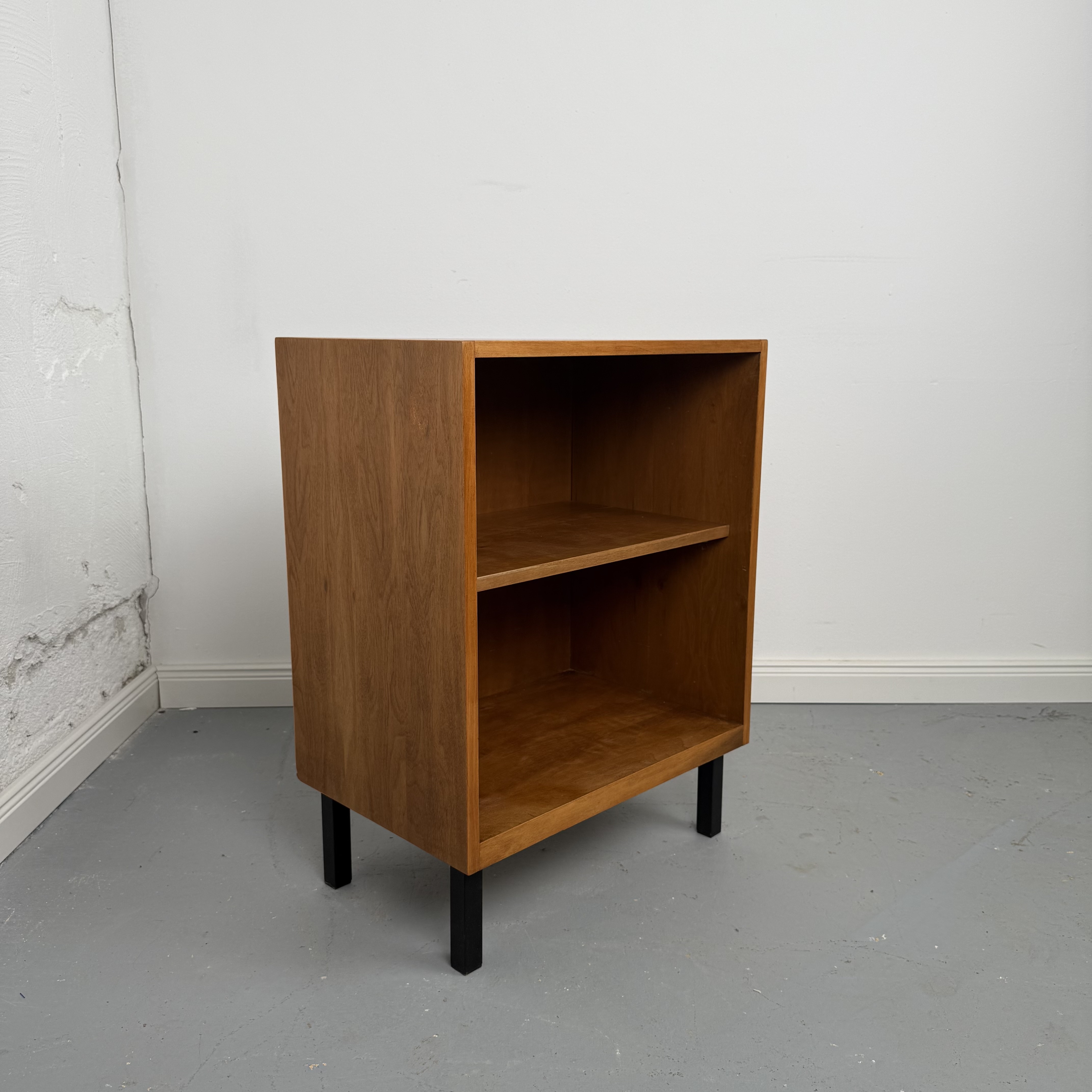Kleines Mid-Century Regal mit schwarzem Fußgestell Kleines Mid-Century Regal mit schwarzem Fußgestell