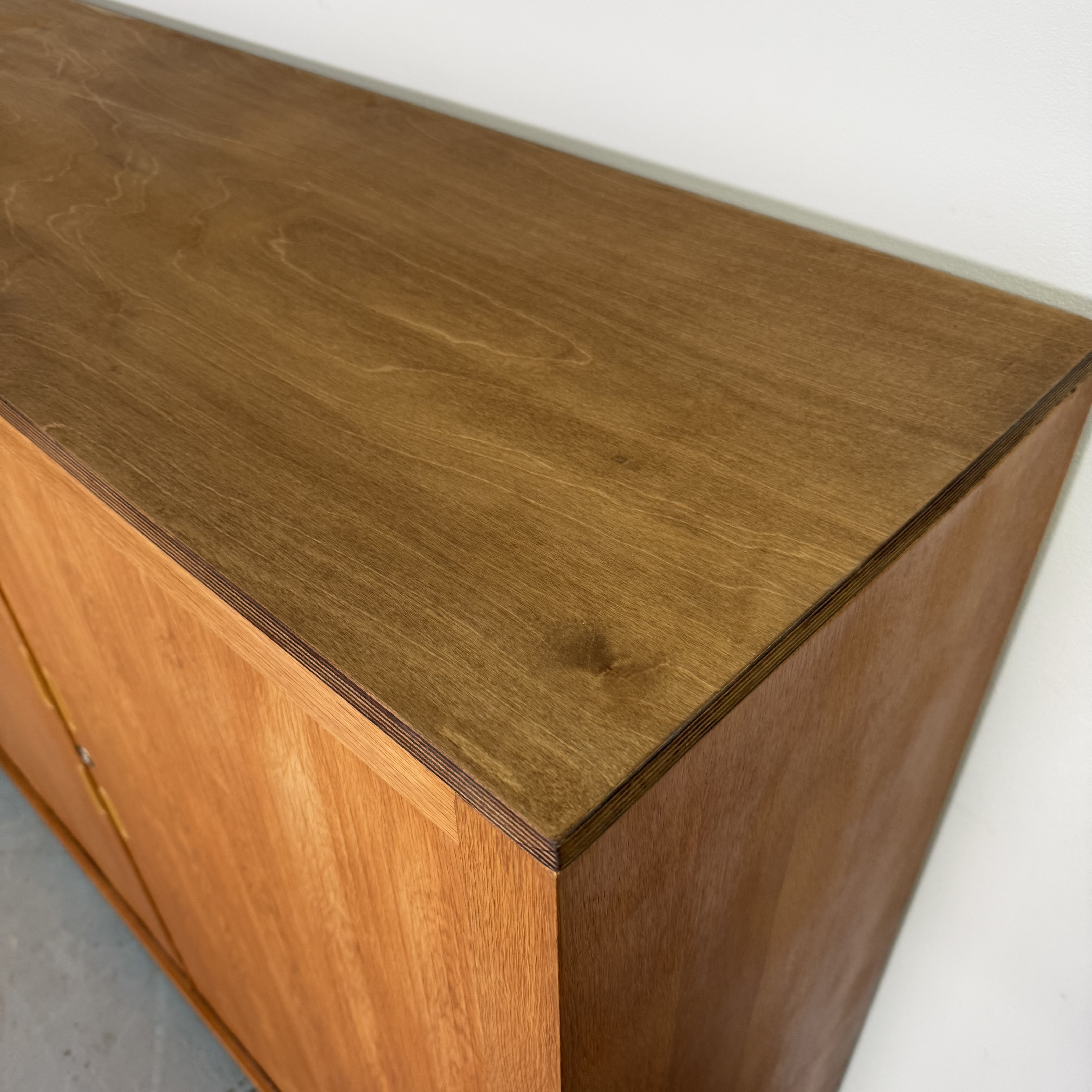 Mid-Century Rollladenschrank mit seitlich laufenden Türen