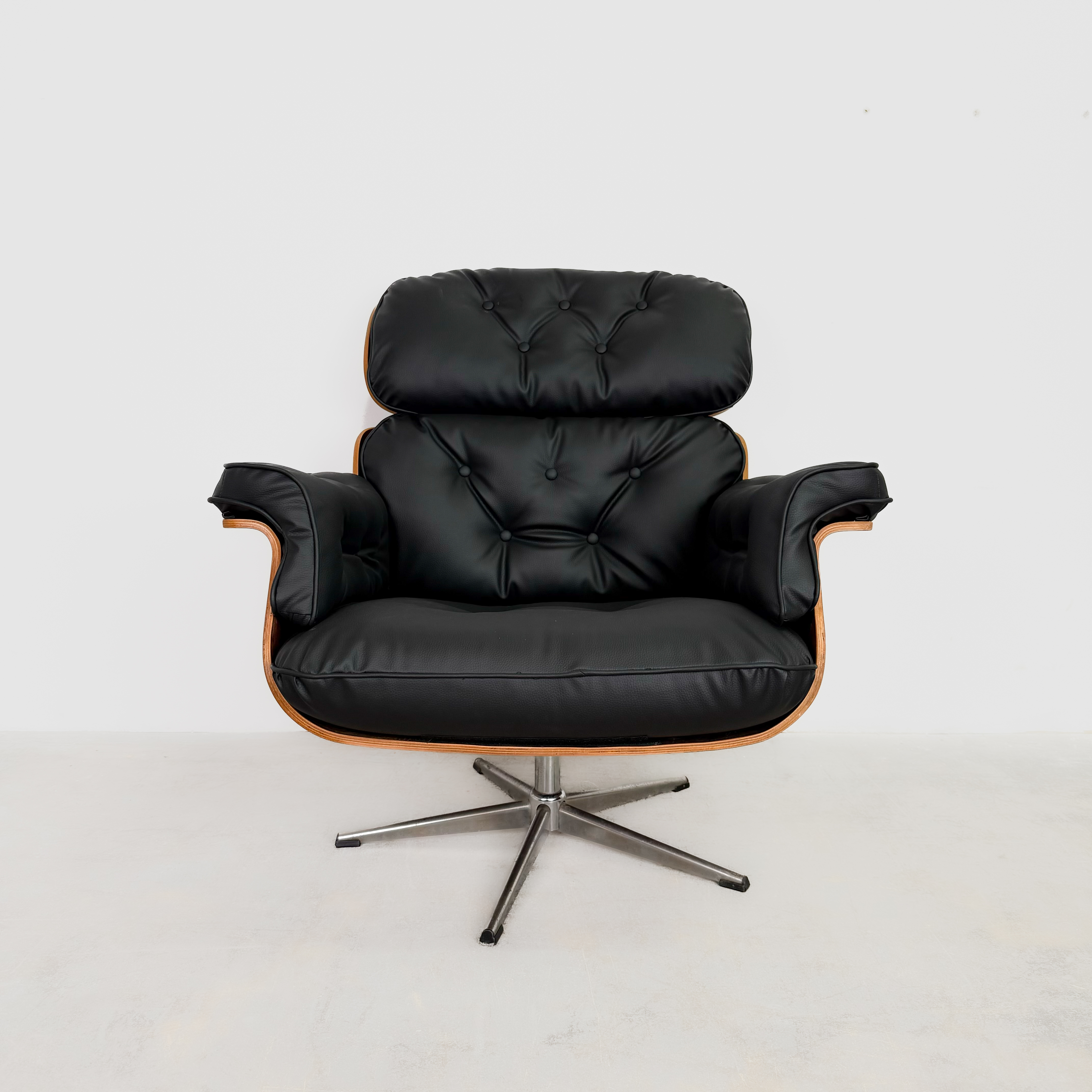 Eleganter Lounge Chair aus Leder mit Ottomane von Martin Stoll, neu aufgepolstert