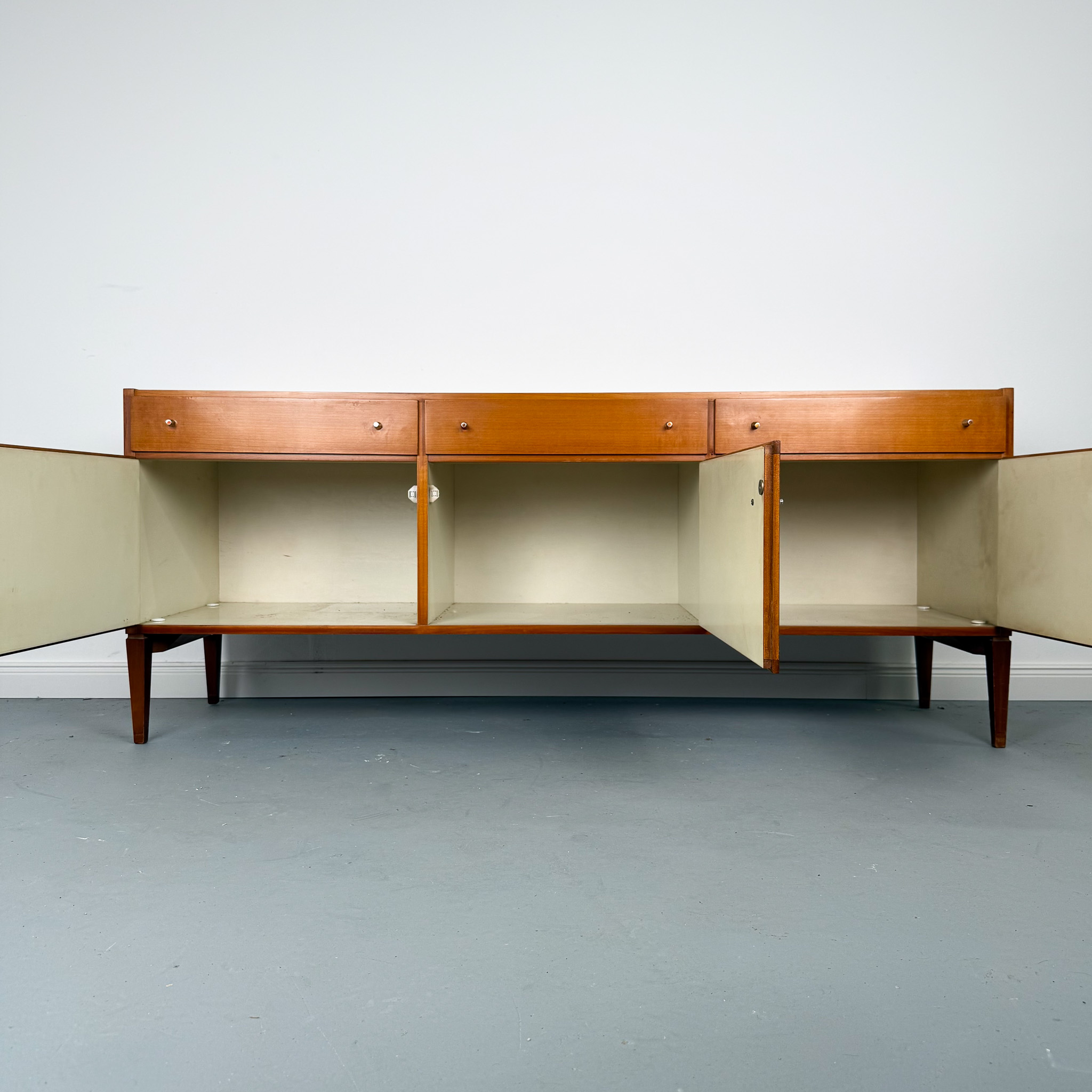 Zeitloses Sideboard aus hellem Kirschholz