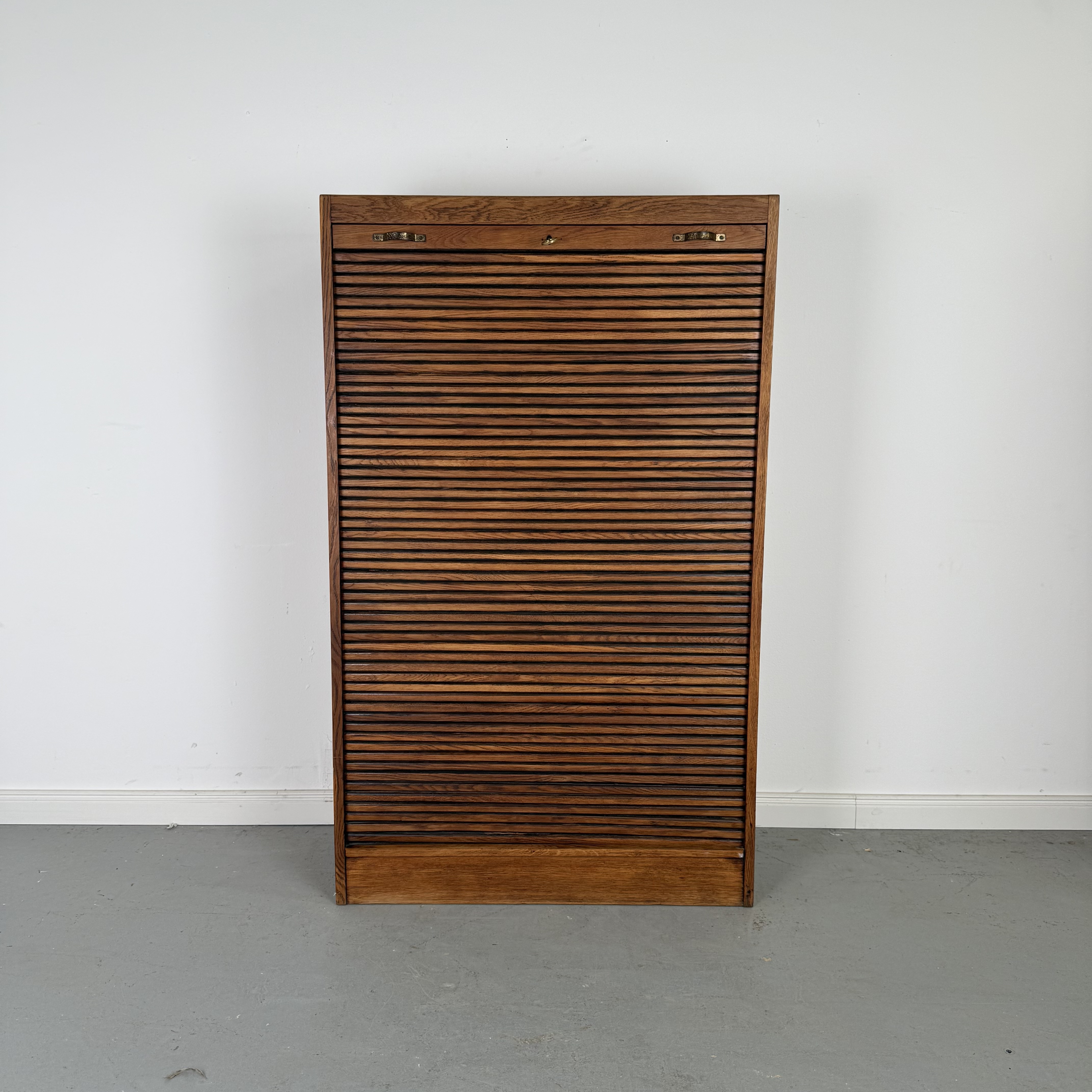 Eleganter Rollladenschrank im Art-Déco-Stil