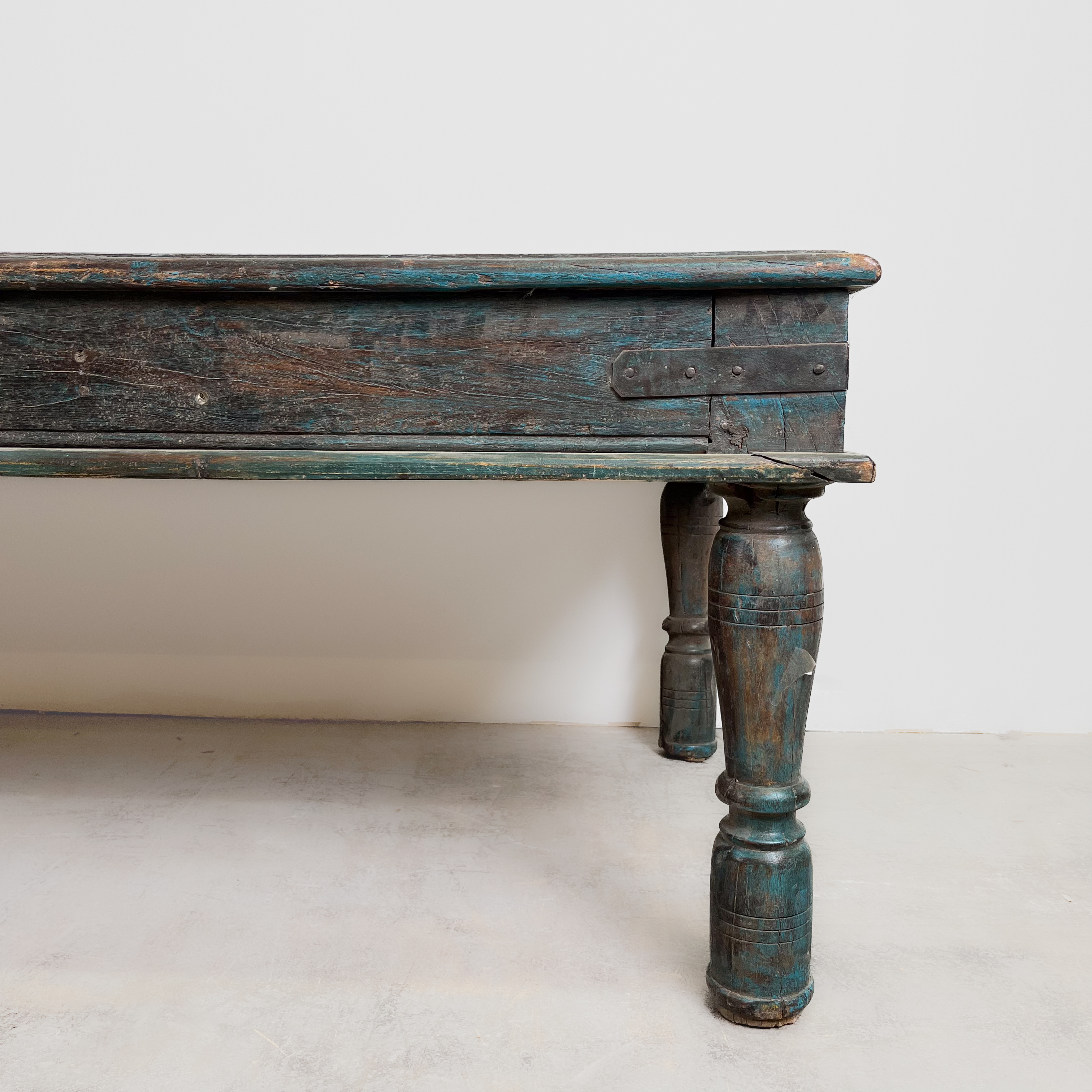 Tiefer rustikaler Vintage Tisch