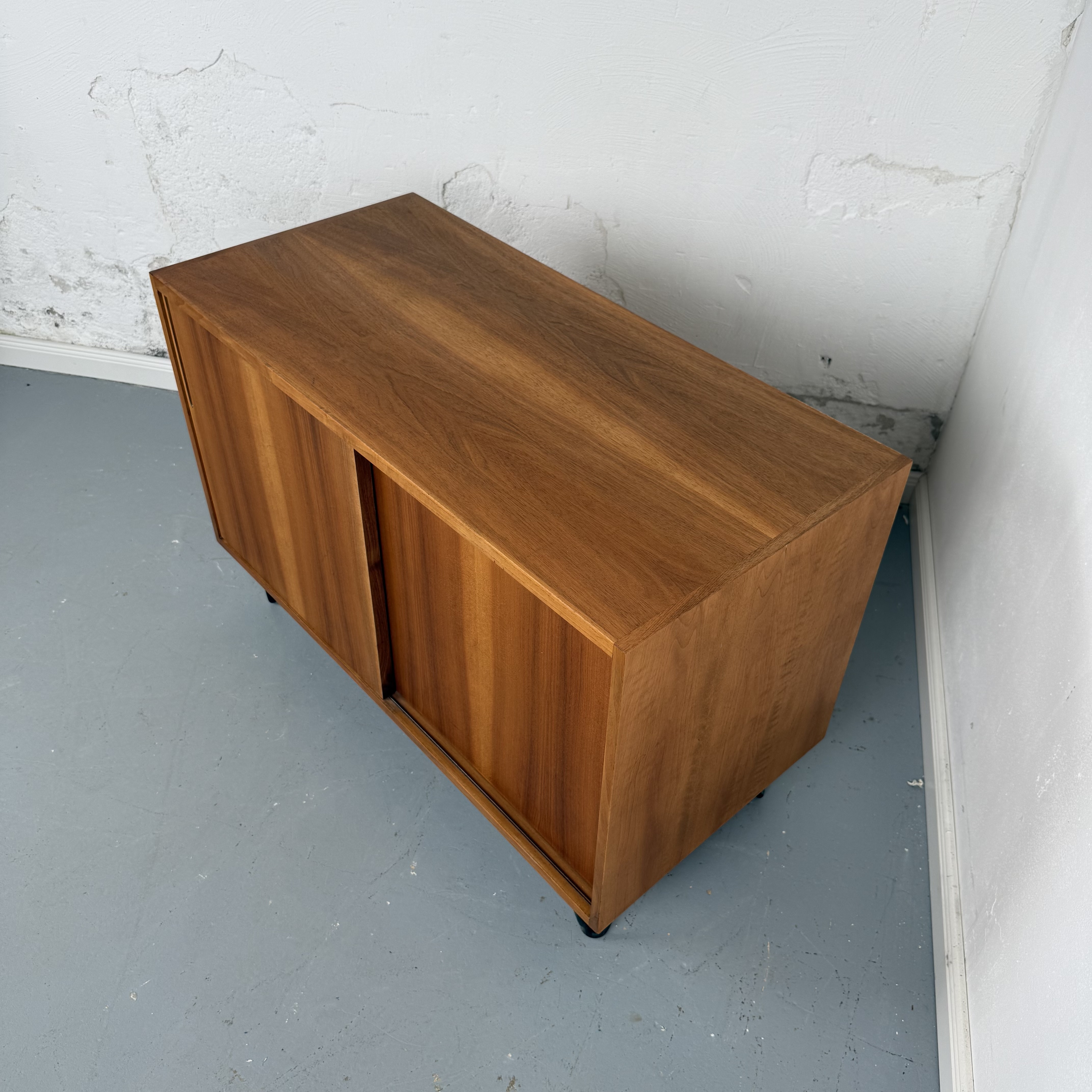 Wunderschönes 60er Jahre Sideboard mit Schiebetüren Wunderschönes 60er Jahre Sideboard mit Schiebetüren
