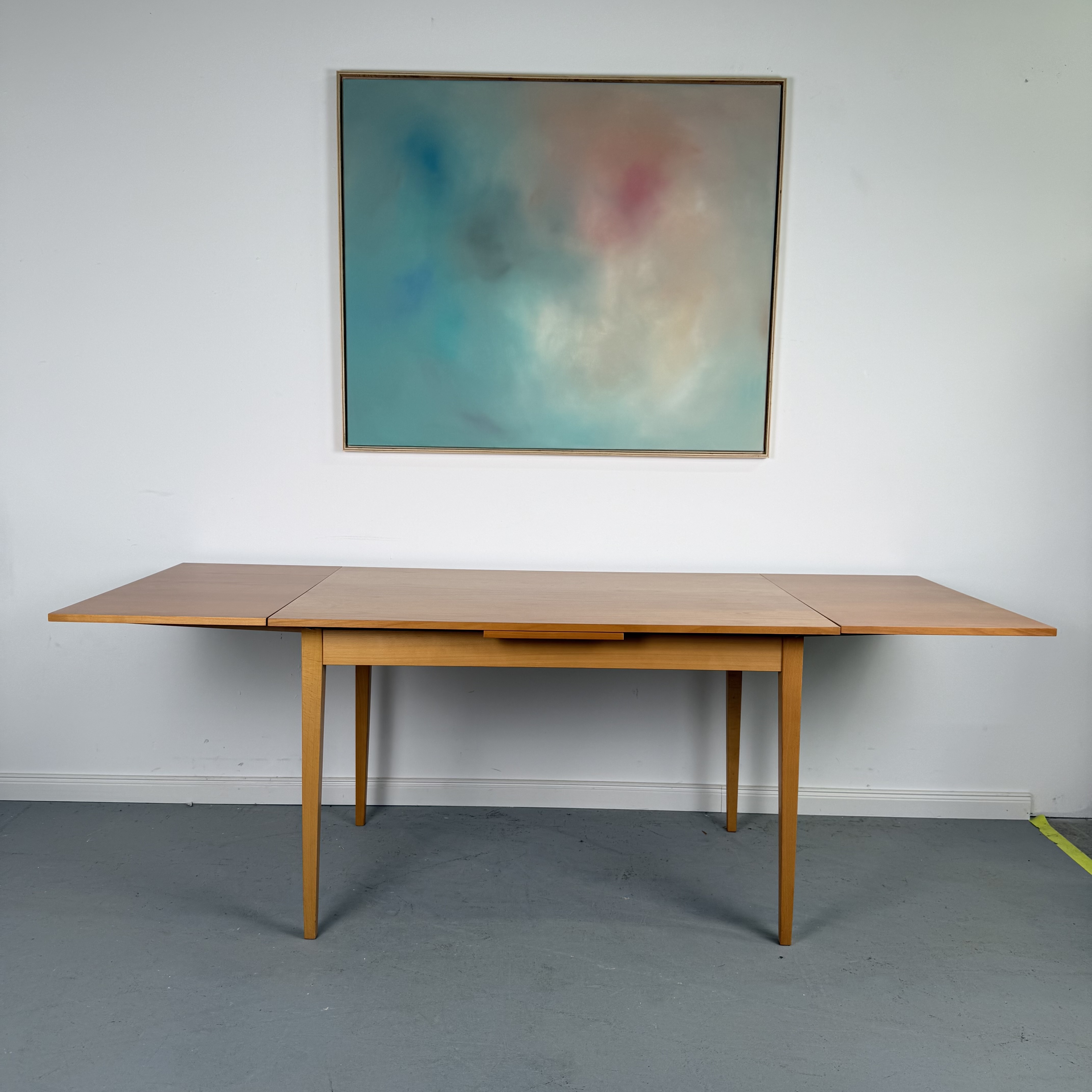 schicker 60er Jahre Tisch mit schöner Maserung schicker 60er Jahre Tisch mit schöner Maserung