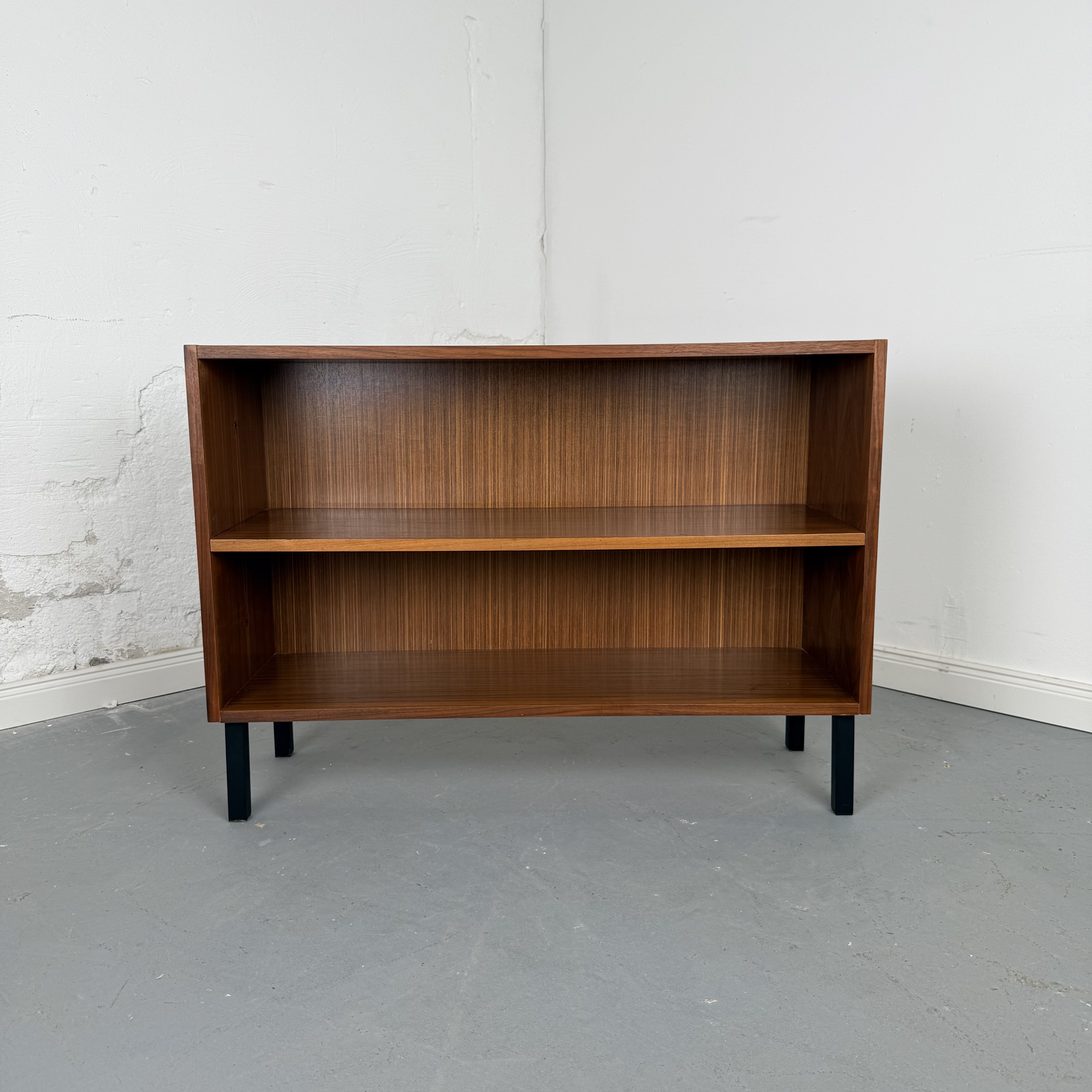 Formschönes Regal im Mid Century Stil Formschönes Regal im Mid Century Stil