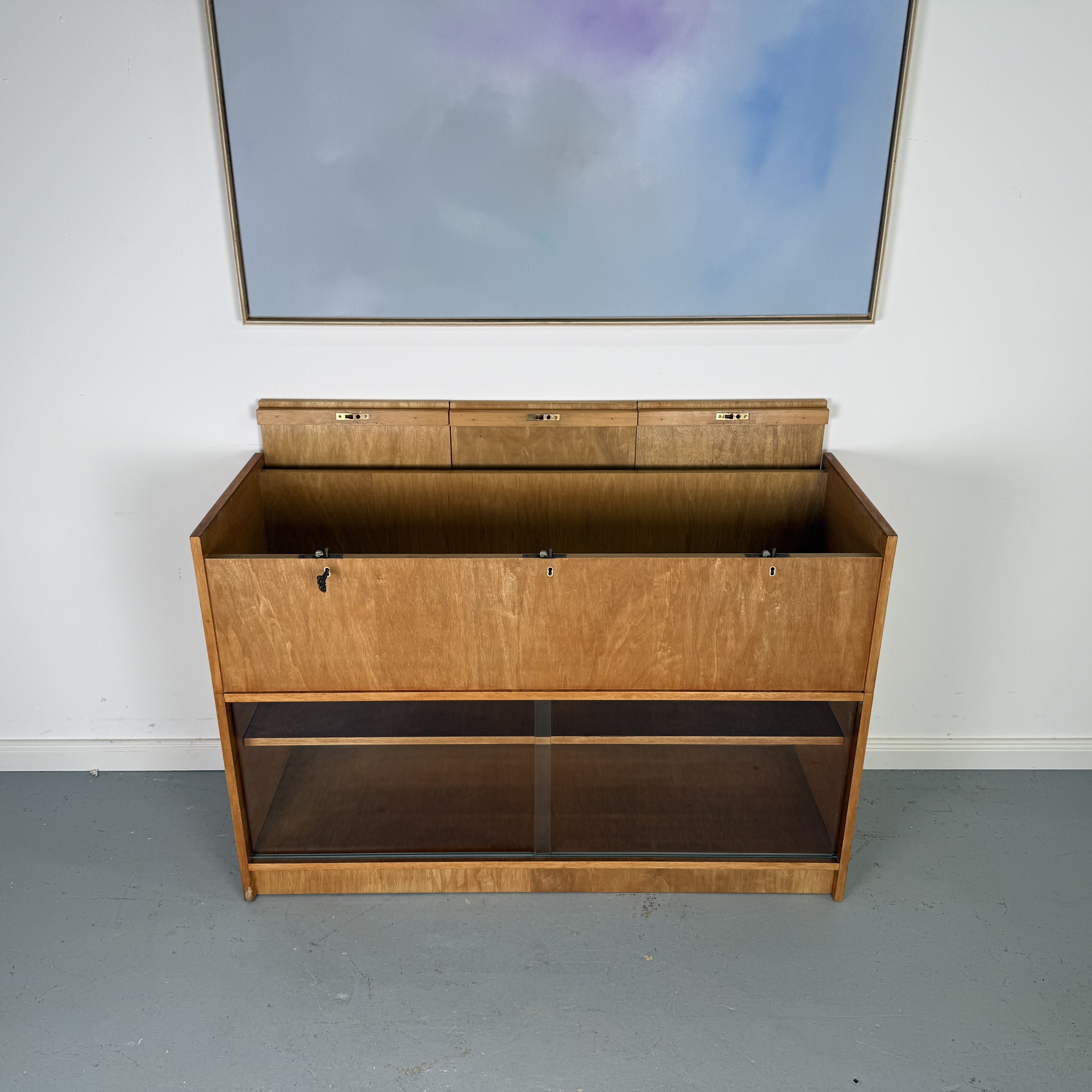 Vielseitiger Mid-Century Schrank mit Klappelementen und Vitrine Vielseitiger Mid-Century Schrank mit Klappelementen und Vitrine