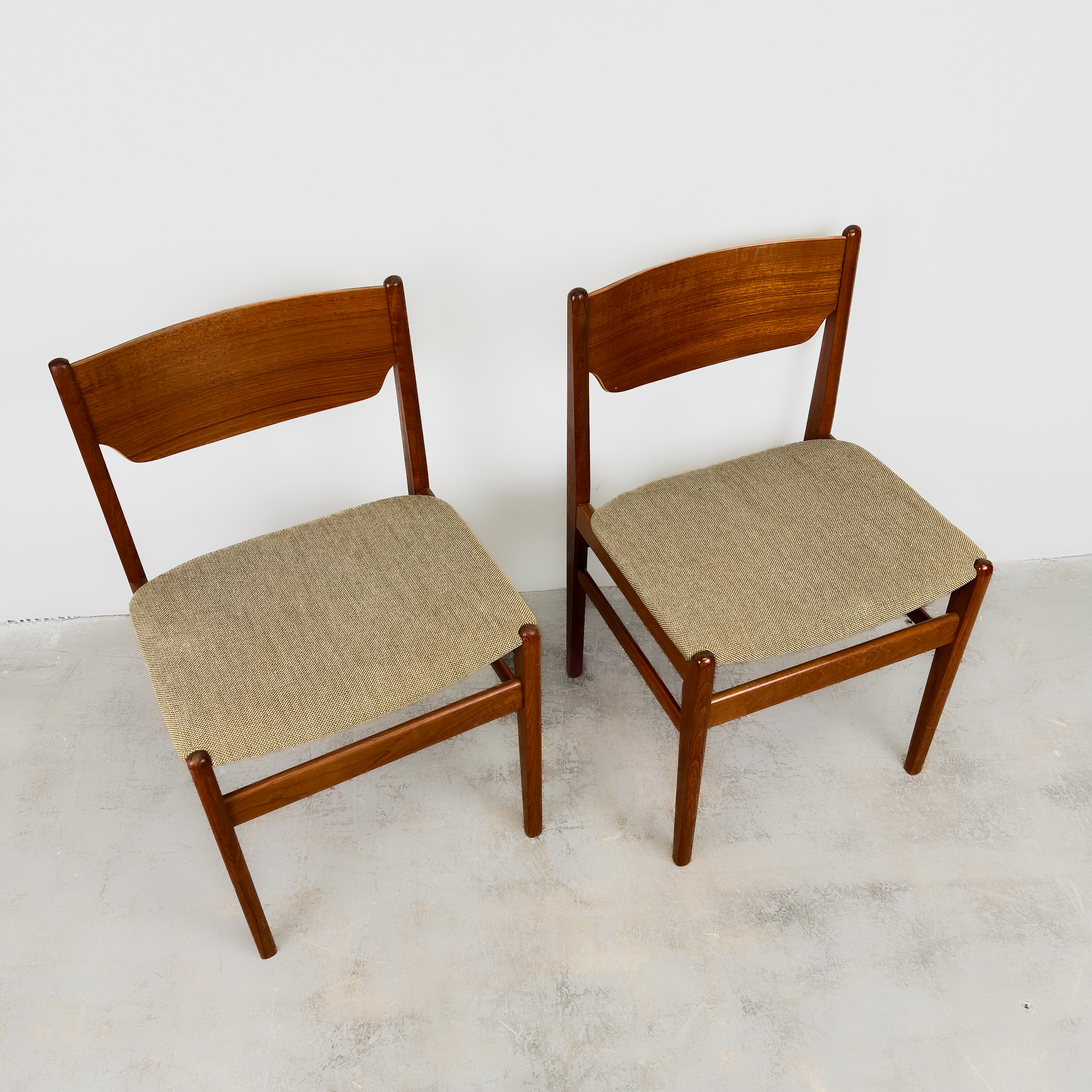 Dänischer Mid Century Teak Stuhl mit Stoffbezug