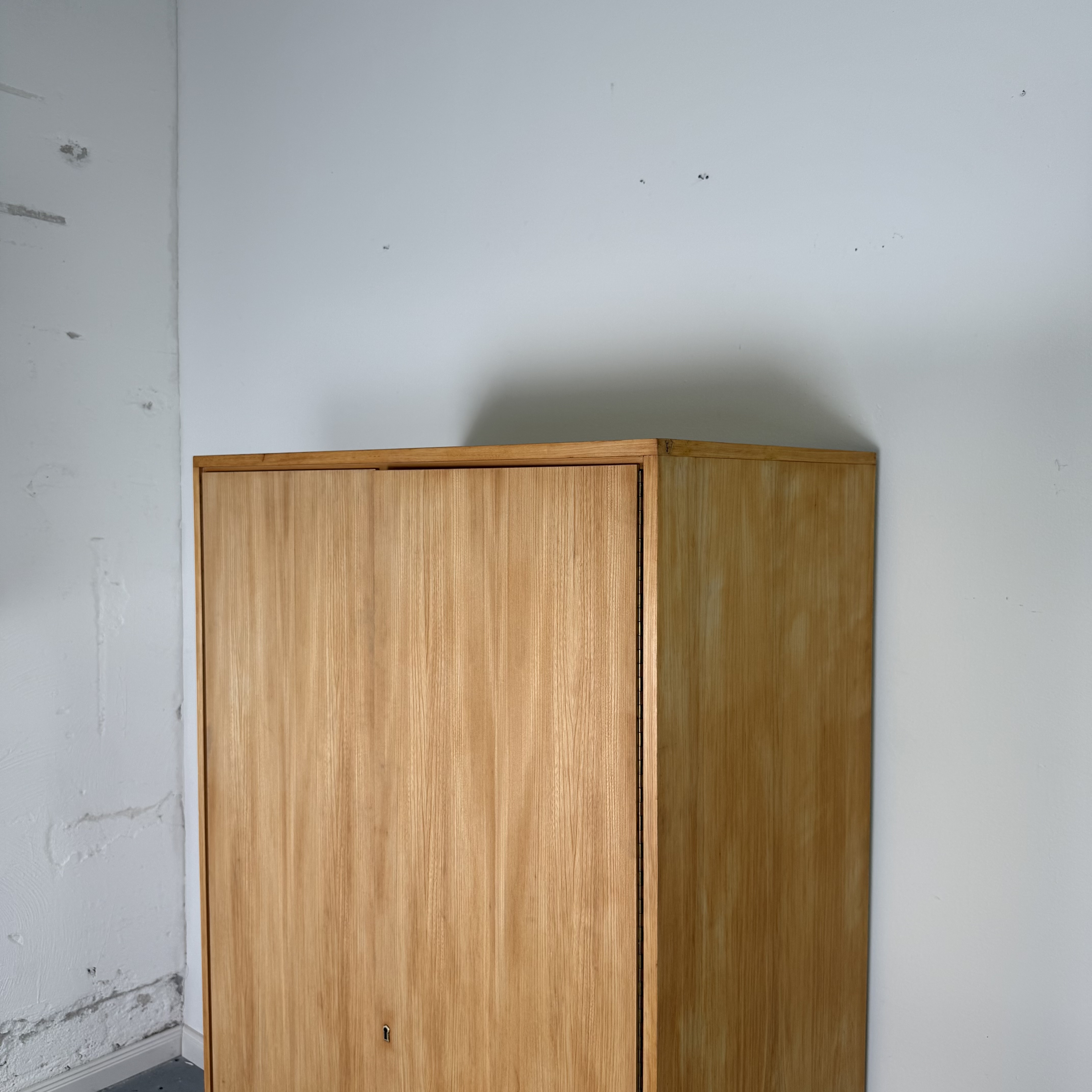 Schicker WKS Kleiderschrank im 60er Jahre Design Schicker WKS Kleiderschrank im 60er Jahre Design